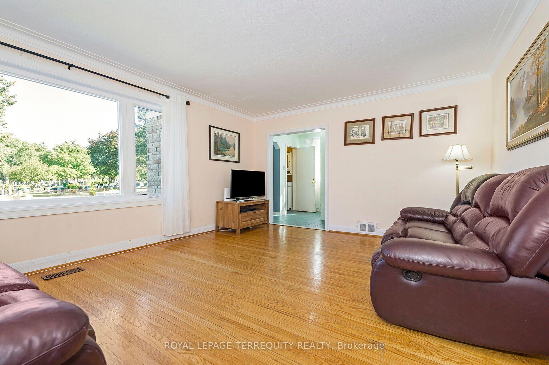 Photo 3 of 2307 Lawrence Avenue W, Etobicoke, Humber Heights — HOMEH