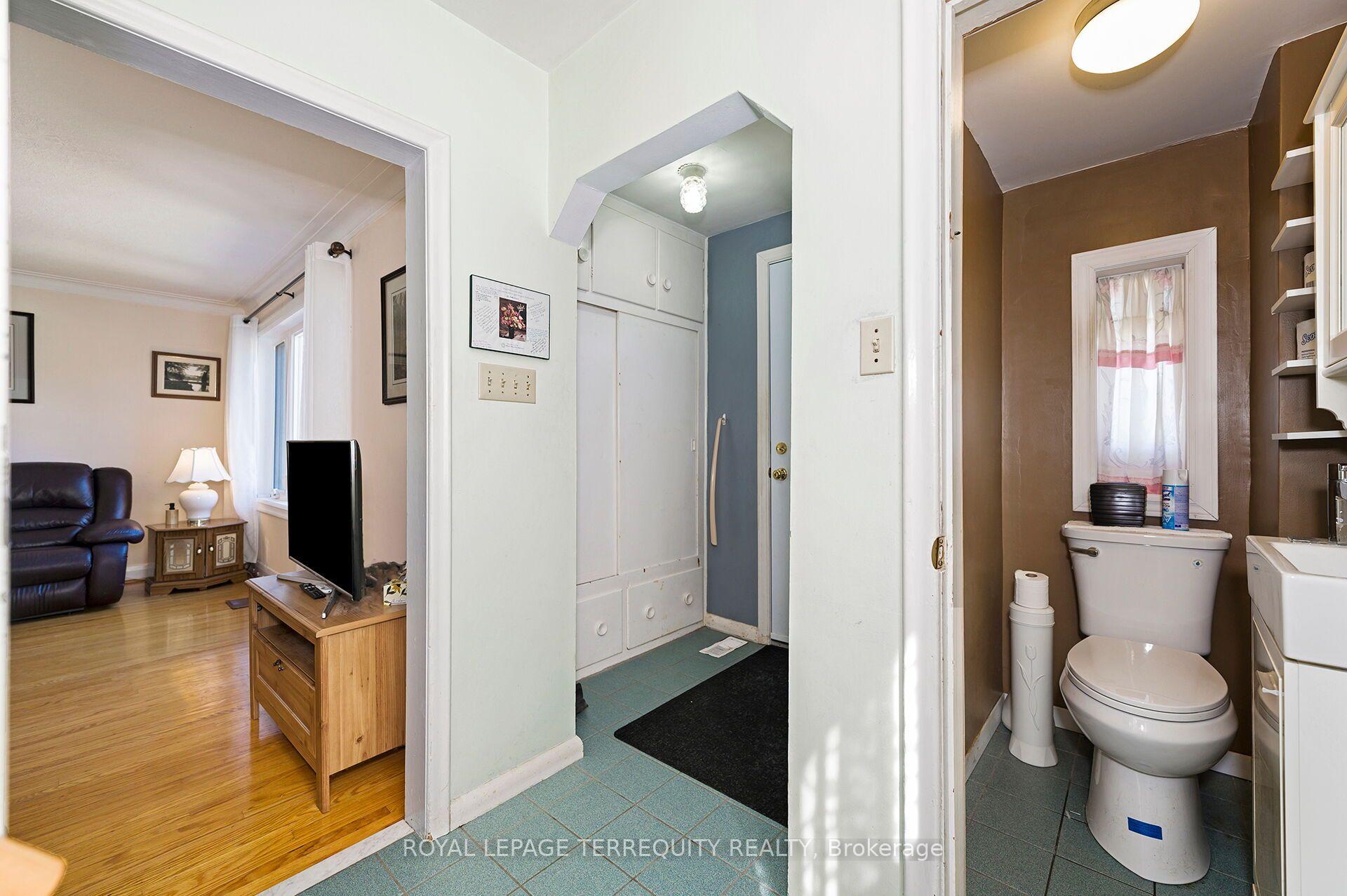 Photo 2 of 2307 Lawrence Avenue W, Etobicoke, Humber Heights — HOMEH