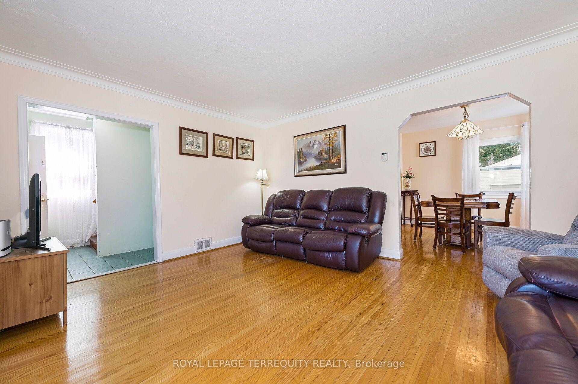 Photo 4 of 2307 Lawrence Avenue W, Etobicoke, Humber Heights — HOMEH