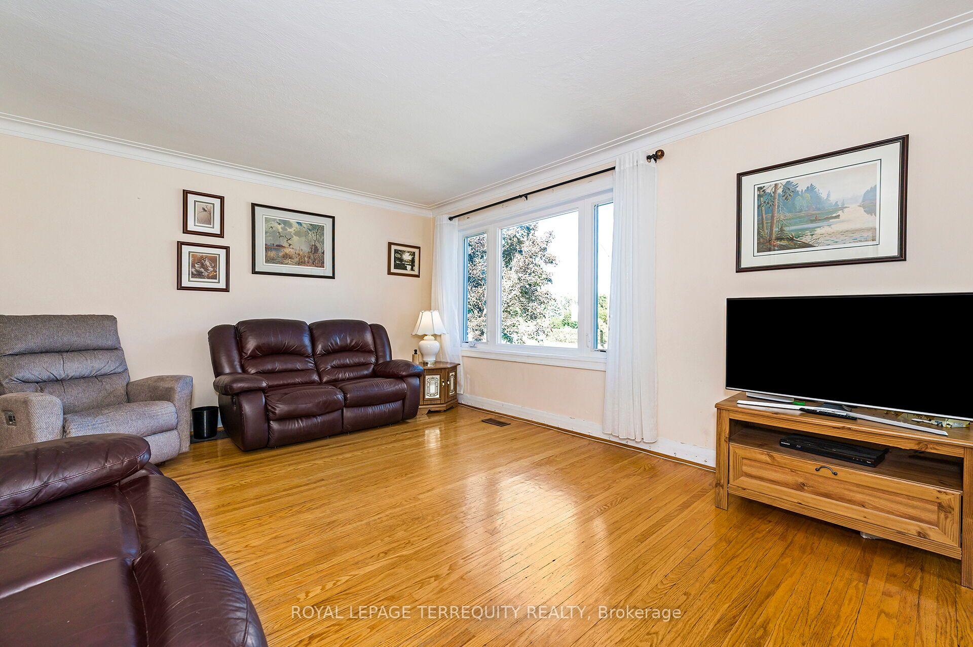 Photo 5 of 2307 Lawrence Avenue W, Etobicoke, Humber Heights — HOMEH