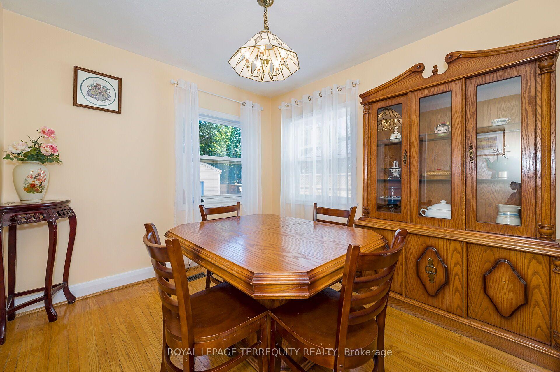 Photo 6 of 2307 Lawrence Avenue W, Etobicoke, Humber Heights — HOMEH