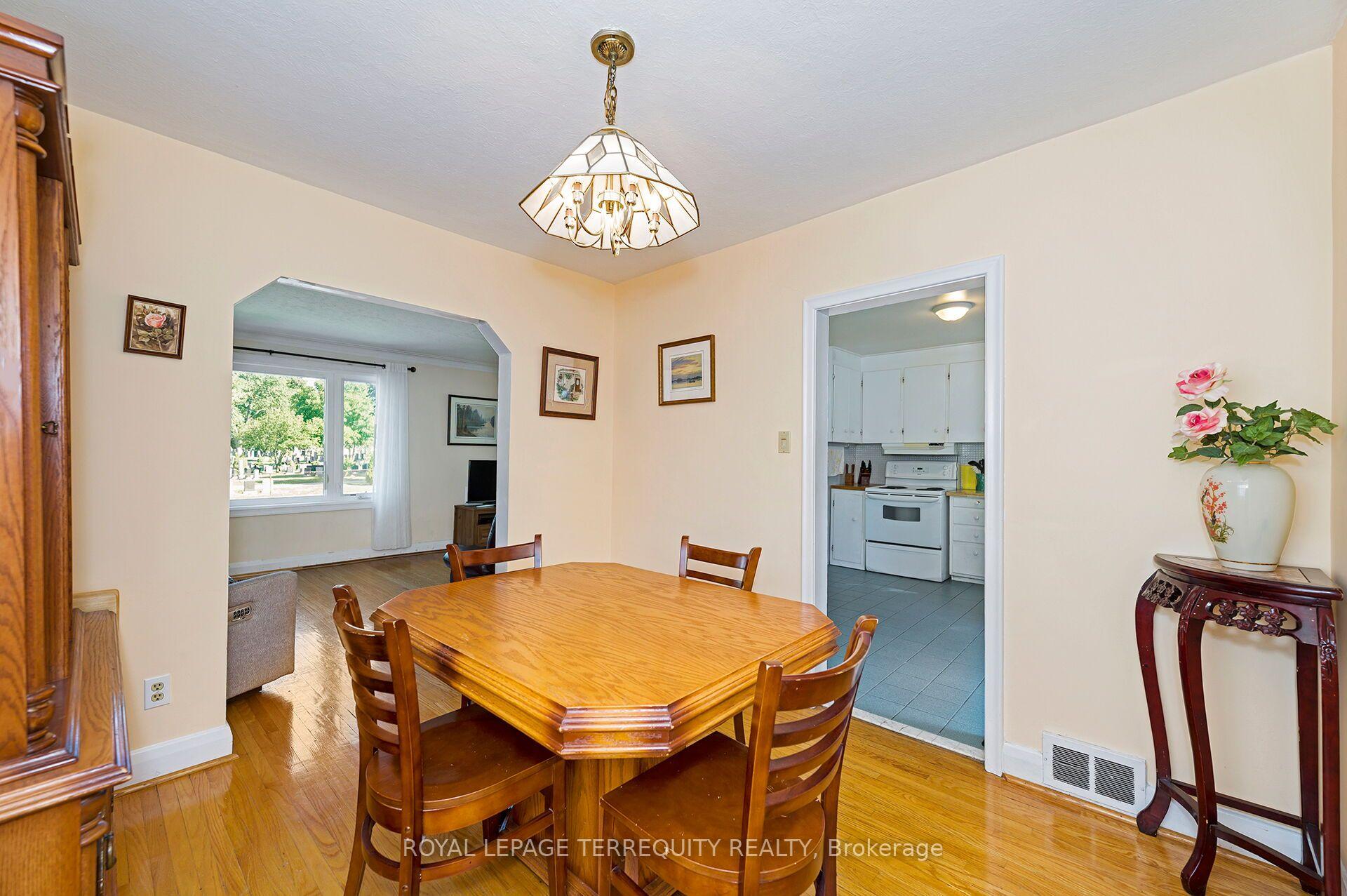 Photo 7 of 2307 Lawrence Avenue W, Etobicoke, Humber Heights — HOMEH