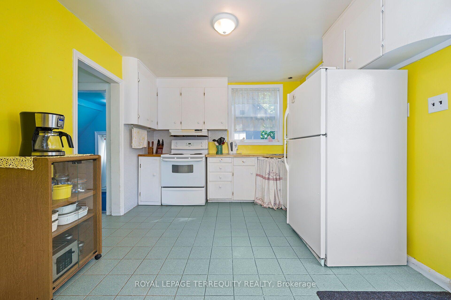 Photo 8 of 2307 Lawrence Avenue W, Etobicoke, Humber Heights — HOMEH