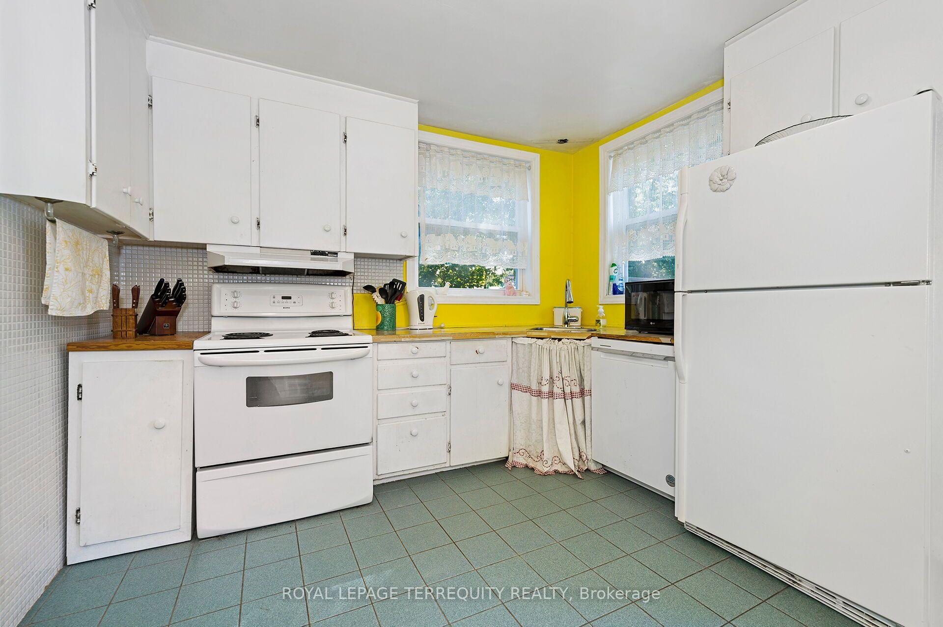 Photo 9 of 2307 Lawrence Avenue W, Etobicoke, Humber Heights — HOMEH