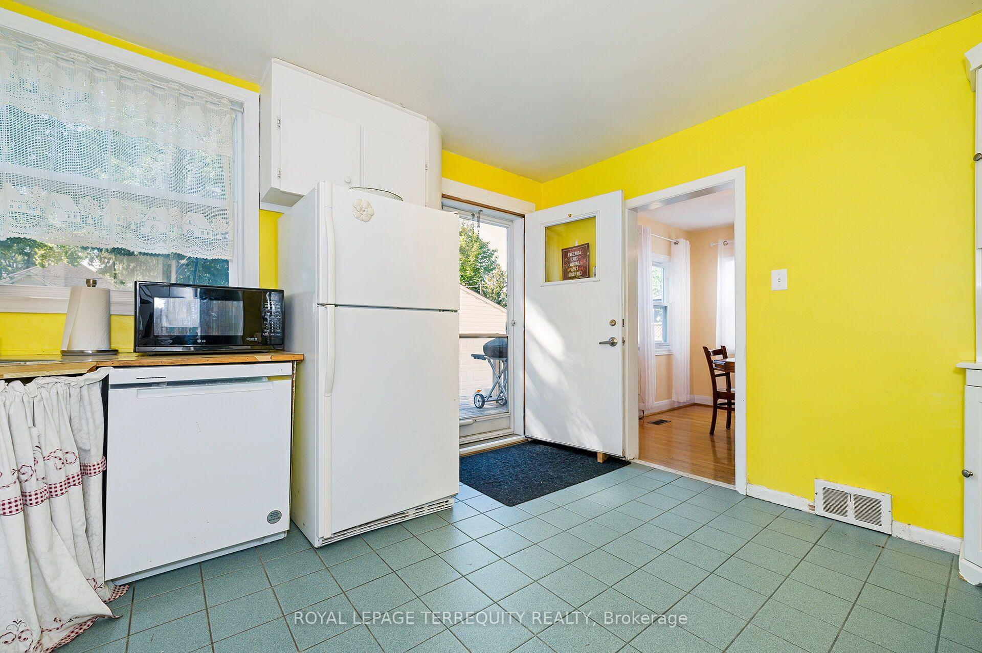 Photo 10 of 2307 Lawrence Avenue W, Etobicoke, Humber Heights — HOMEH