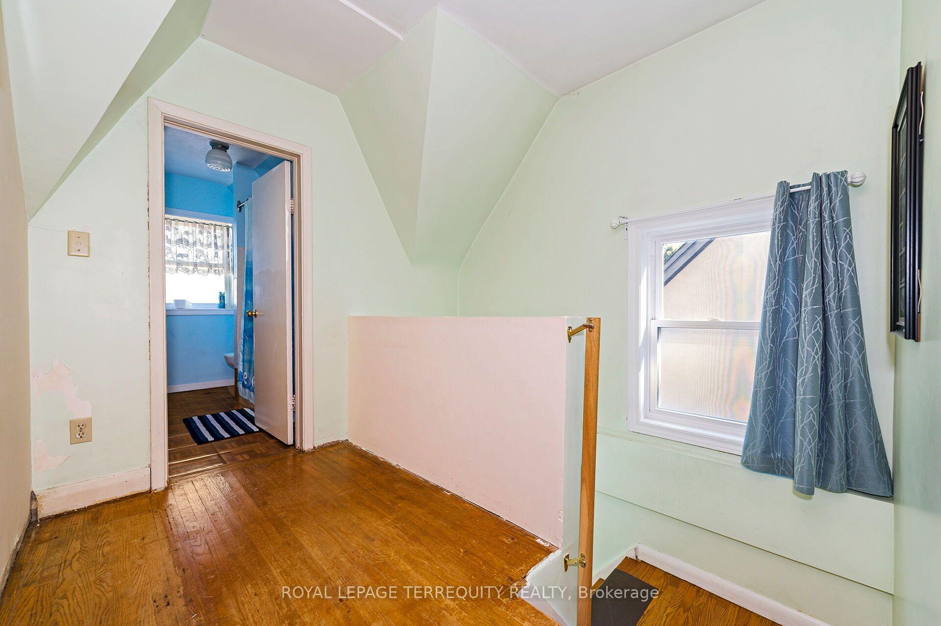 Photo 11 of 2307 Lawrence Avenue W, Etobicoke, Humber Heights — HOMEH