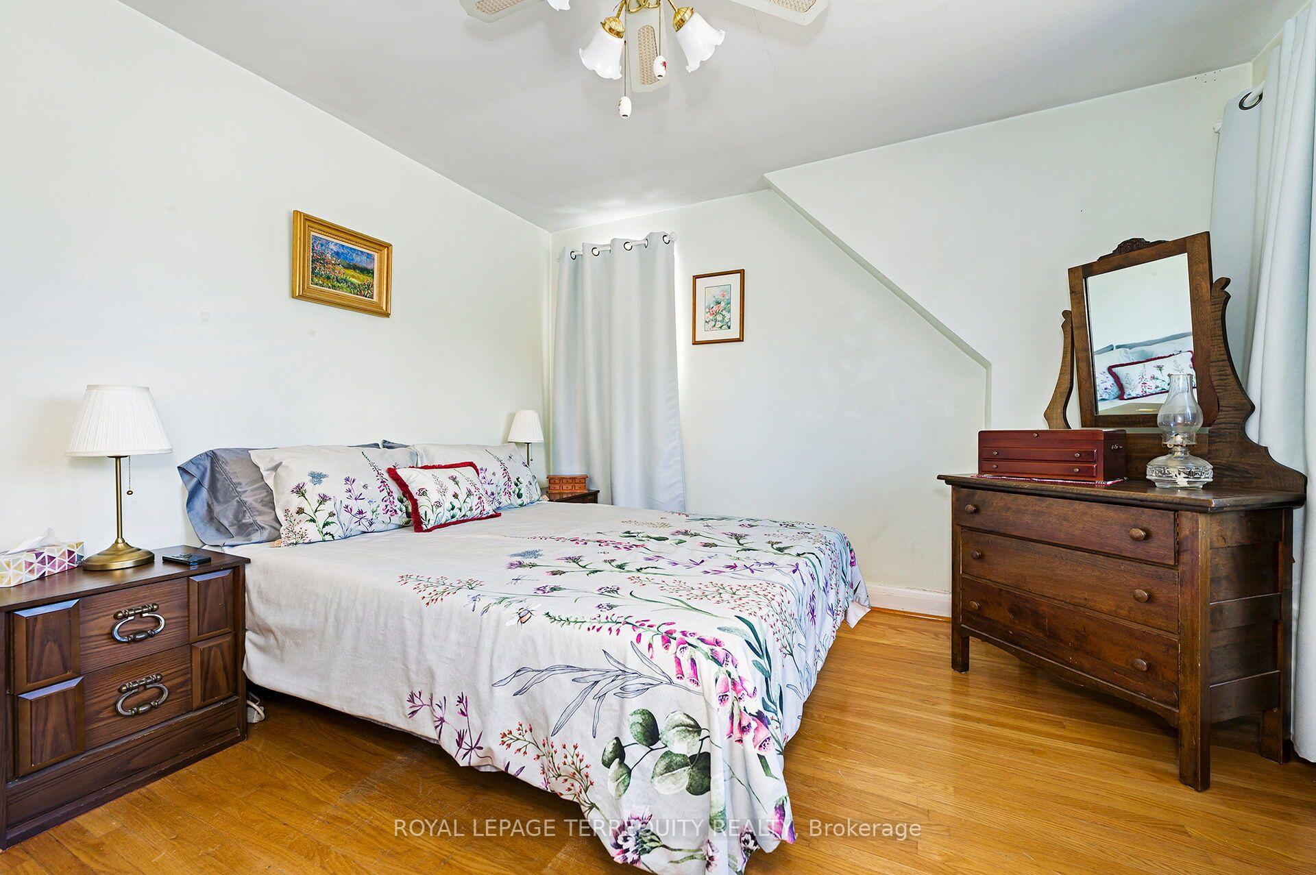 Photo 13 of 2307 Lawrence Avenue W, Etobicoke, Humber Heights — HOMEH