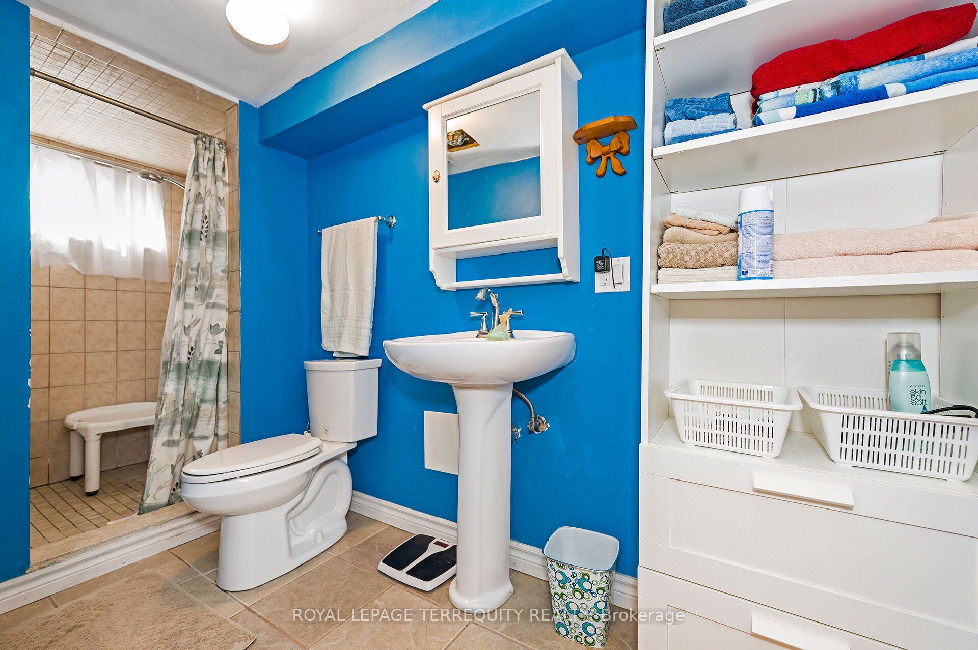 Photo 23 of 2307 Lawrence Avenue W, Etobicoke, Humber Heights — HOMEH