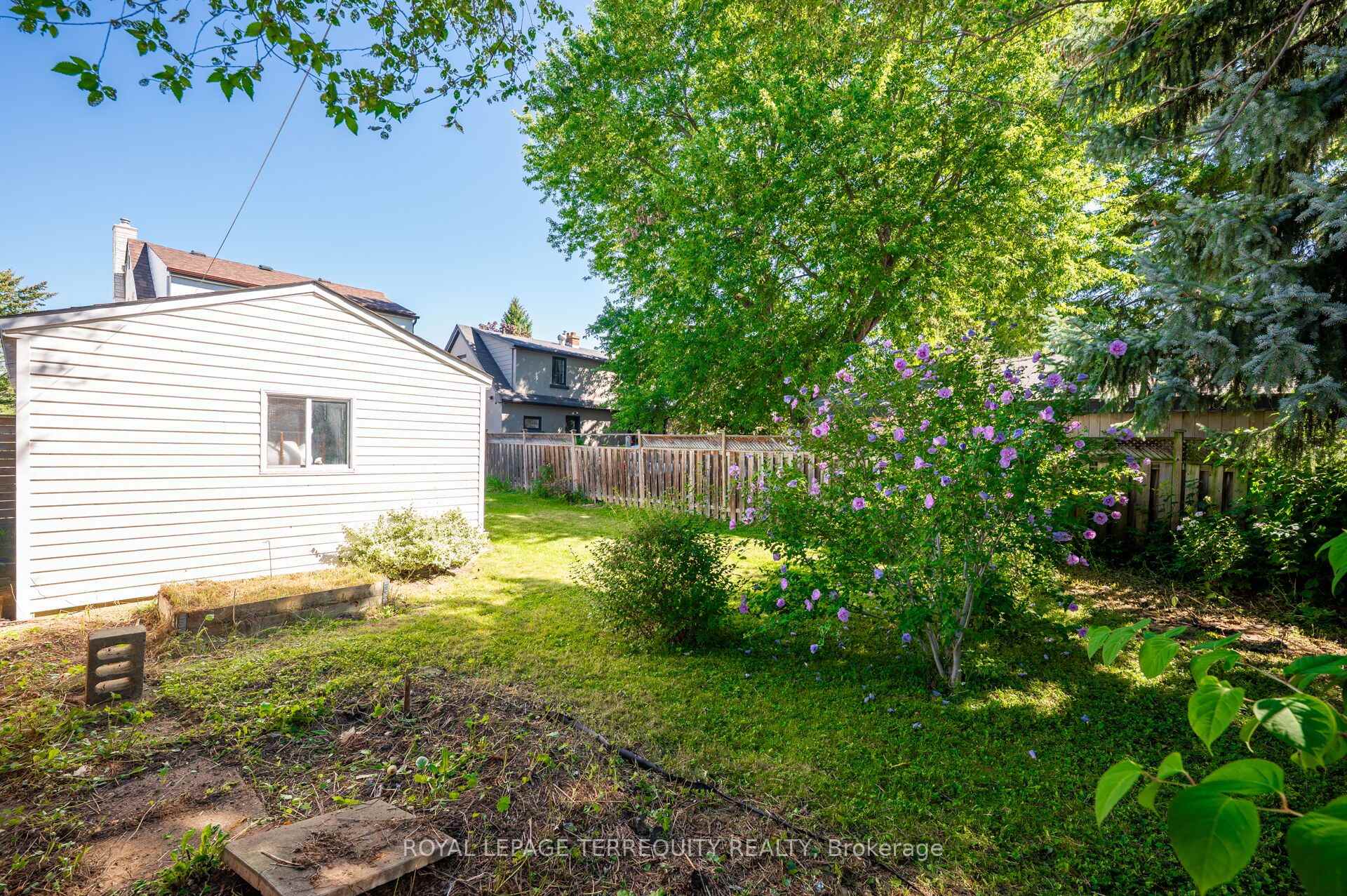 Photo 31 of 2307 Lawrence Avenue W, Etobicoke, Humber Heights — HOMEH