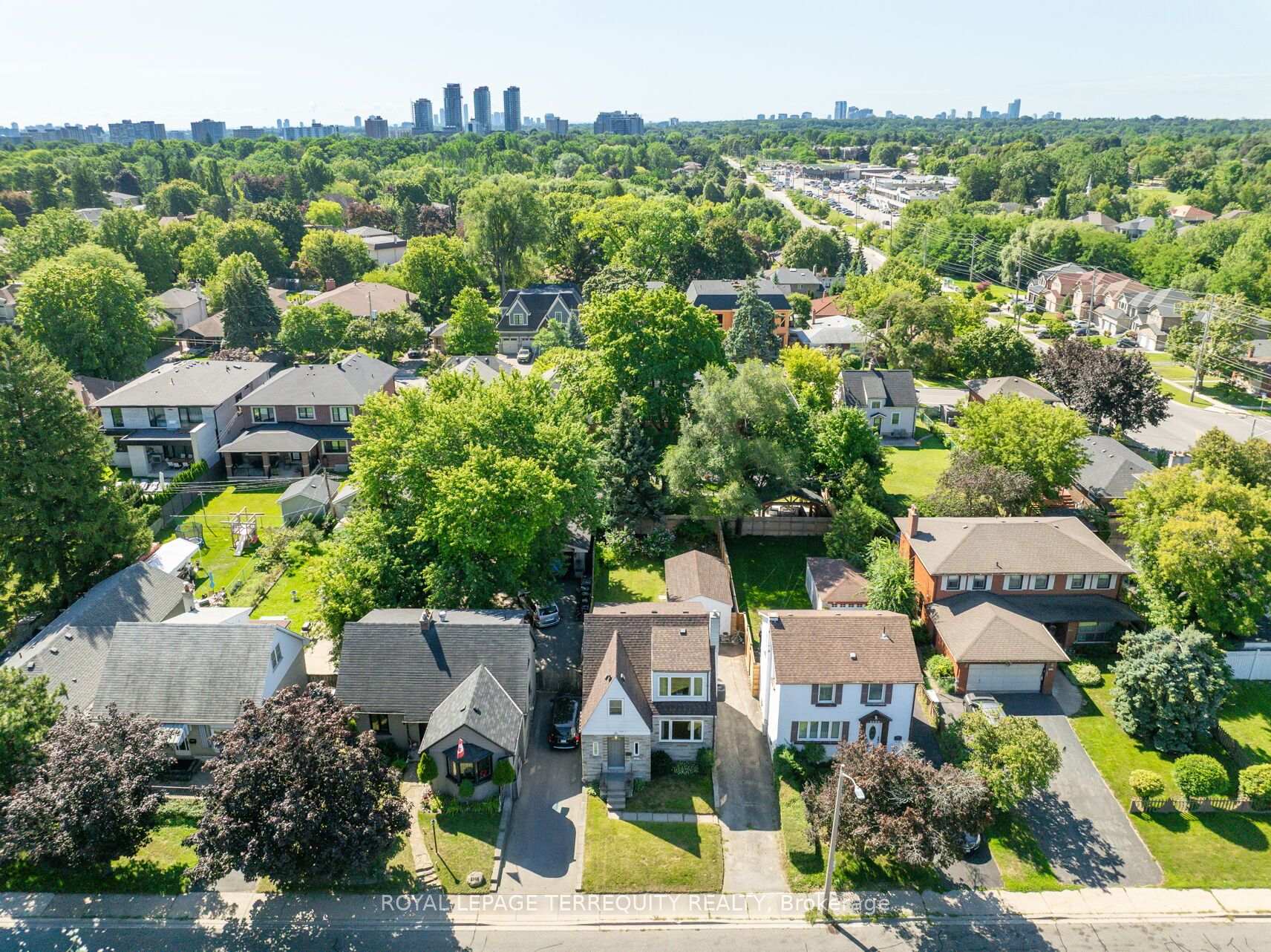 Photo 35 of 2307 Lawrence Avenue W, Etobicoke, Humber Heights — HOMEH