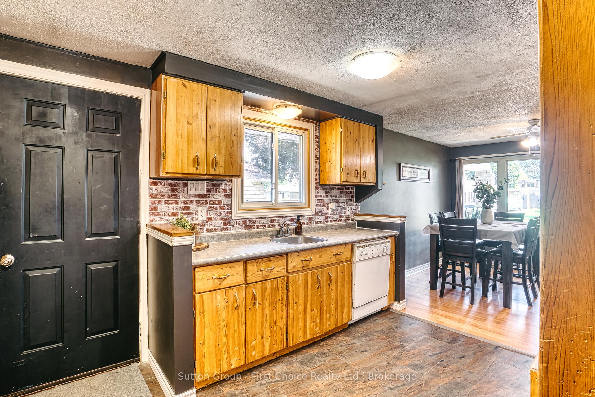 Photo 11 of 68 Kathryn Crescent, Stratford — HOMEH