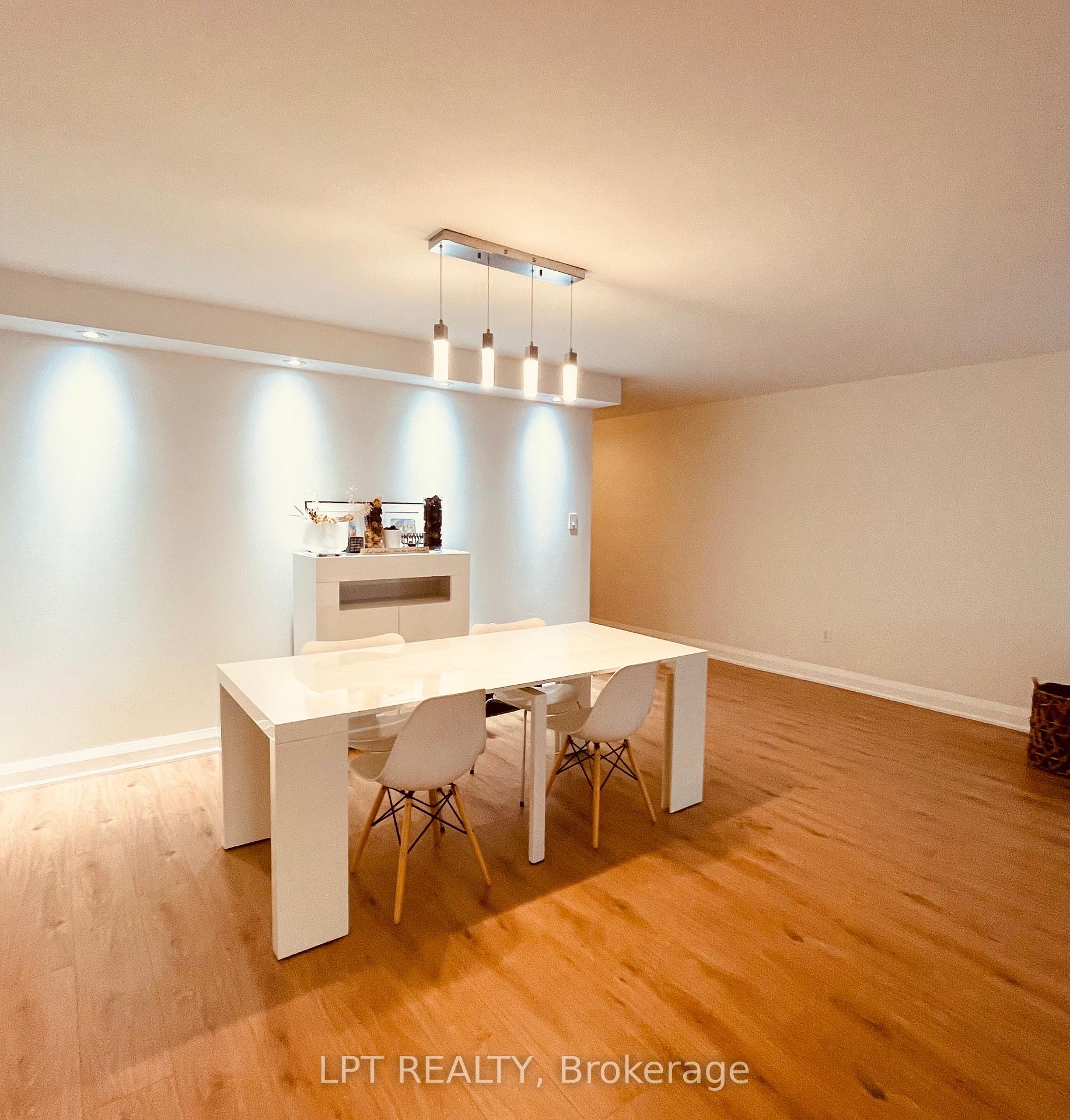 Photo 4 of Unit 402, 22 Shallmar Boulevard, Toronto, Forest Hill North — HOMEH