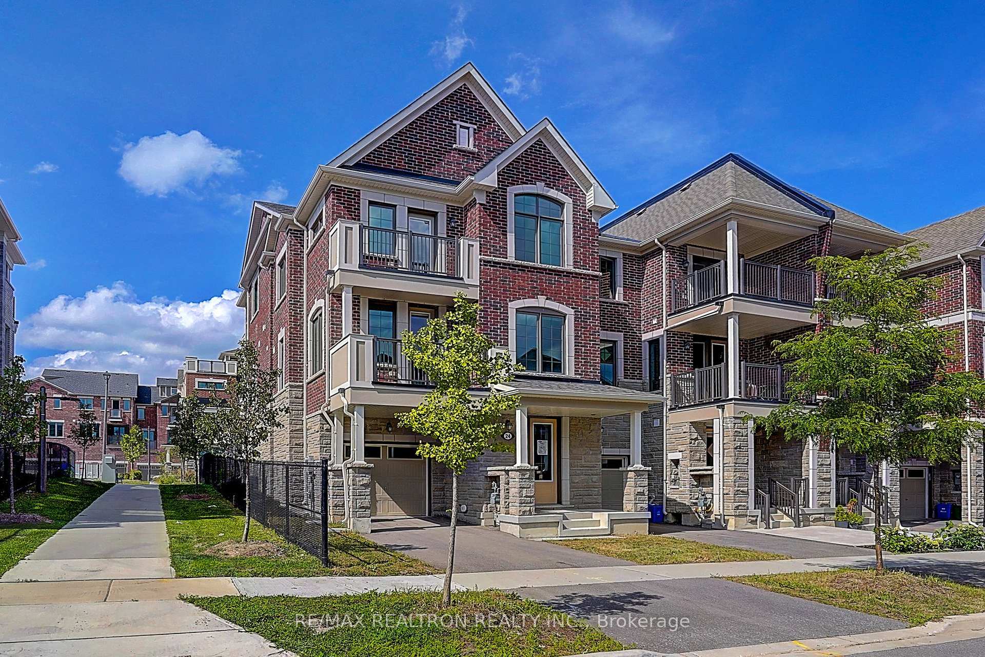 Photo 2 of 24 Thomas Frisby Jr Crescent, Markham, Victoria Square — HOMEH