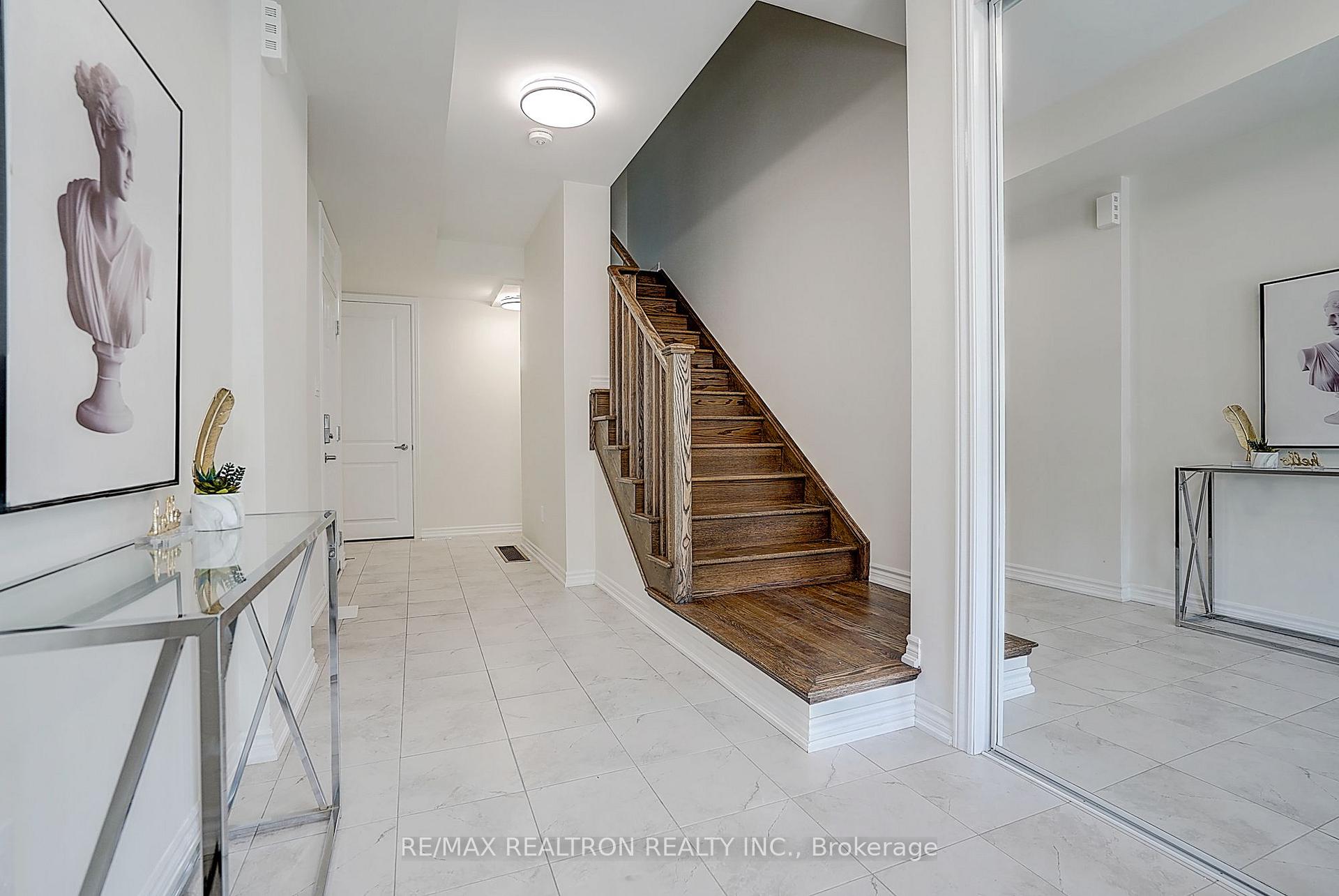 Photo 3 of 24 Thomas Frisby Jr Crescent, Markham, Victoria Square — HOMEH
