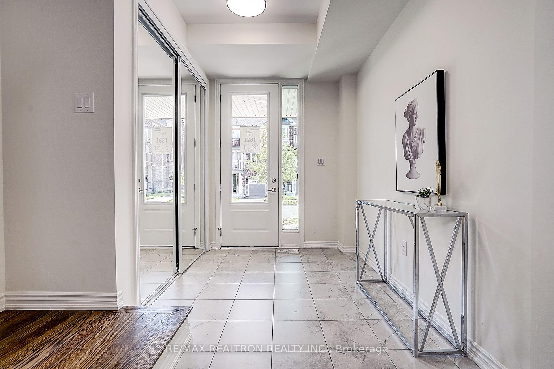 Photo 4 of 24 Thomas Frisby Jr Crescent, Markham, Victoria Square — HOMEH