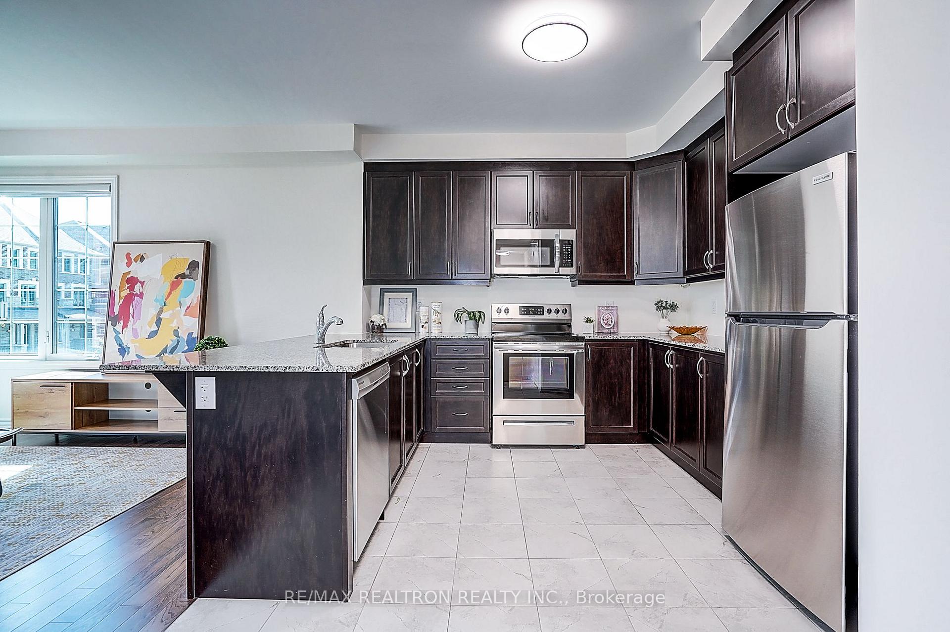 Photo 6 of 24 Thomas Frisby Jr Crescent, Markham, Victoria Square — HOMEH