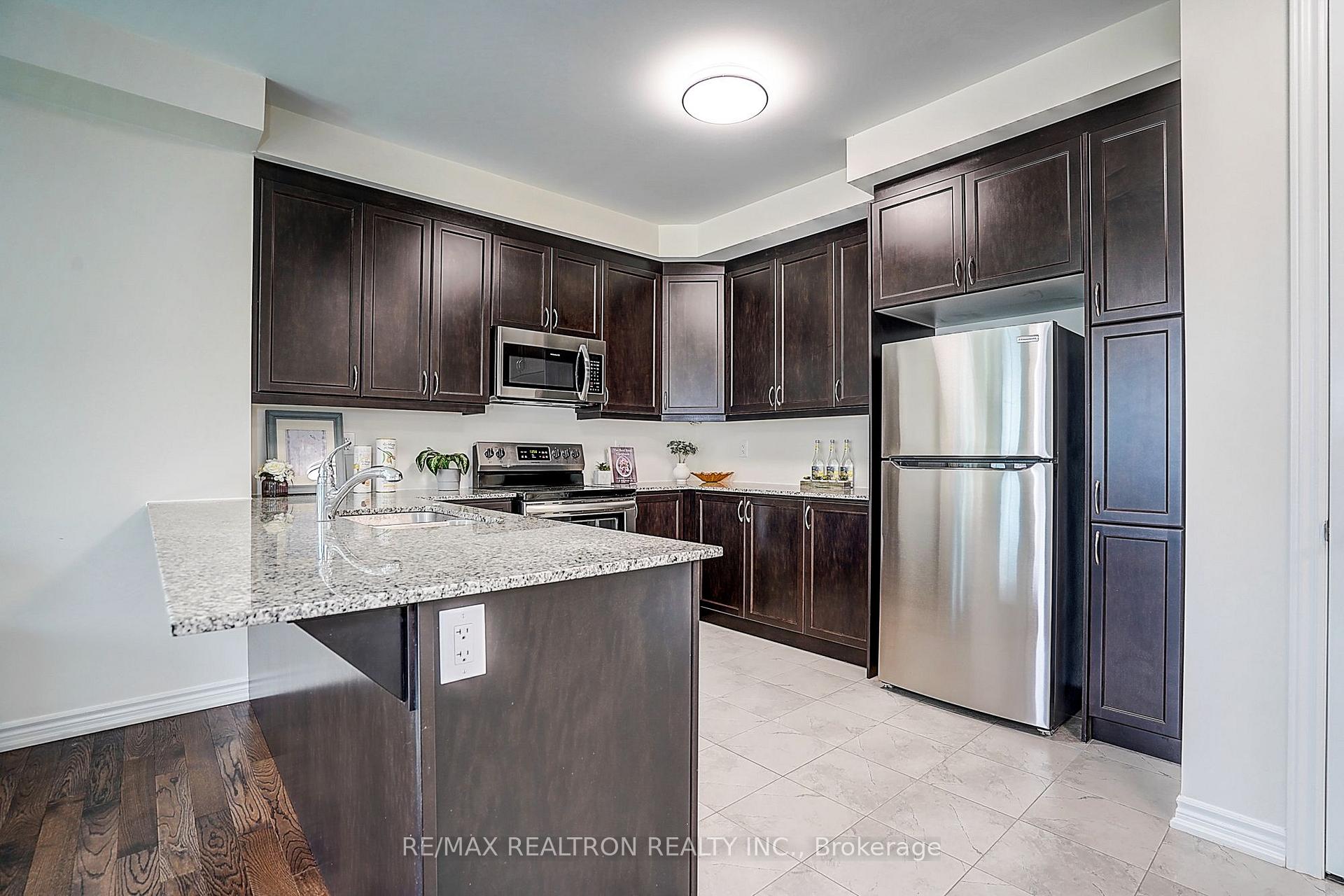 Photo 7 of 24 Thomas Frisby Jr Crescent, Markham, Victoria Square — HOMEH