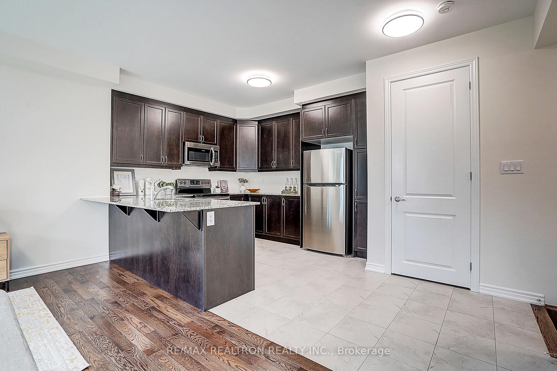 Photo 8 of 24 Thomas Frisby Jr Crescent, Markham, Victoria Square — HOMEH