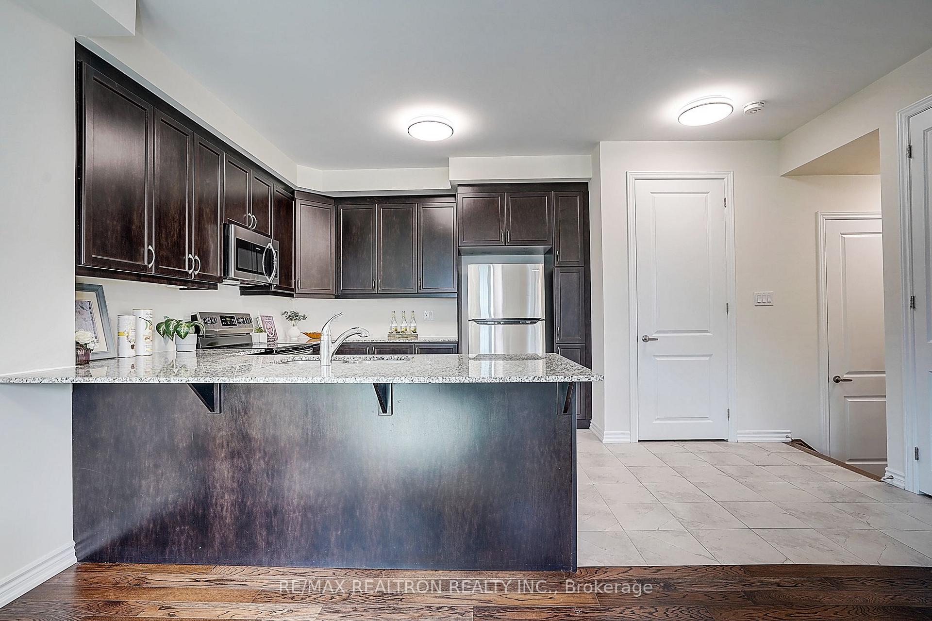 Photo 9 of 24 Thomas Frisby Jr Crescent, Markham, Victoria Square — HOMEH