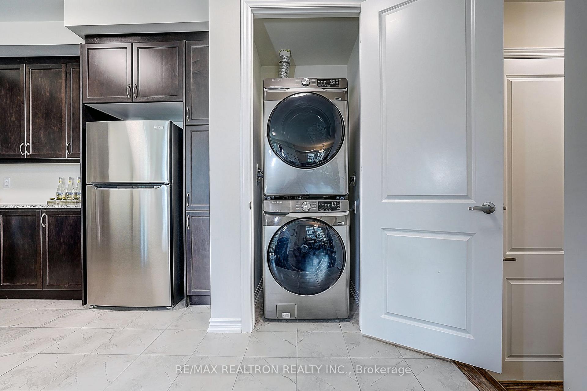 Photo 10 of 24 Thomas Frisby Jr Crescent, Markham, Victoria Square — HOMEH