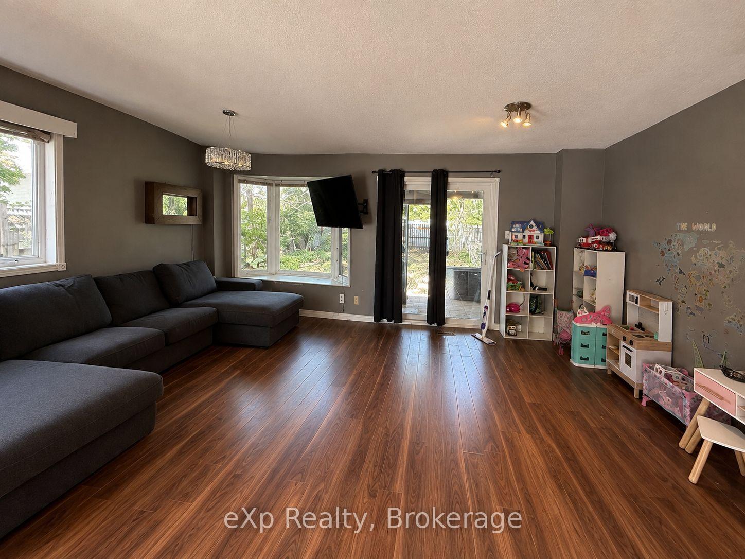 Photo 10 of 560 John Street S, Gravenhurst, Muskoka (S) — HOMEH