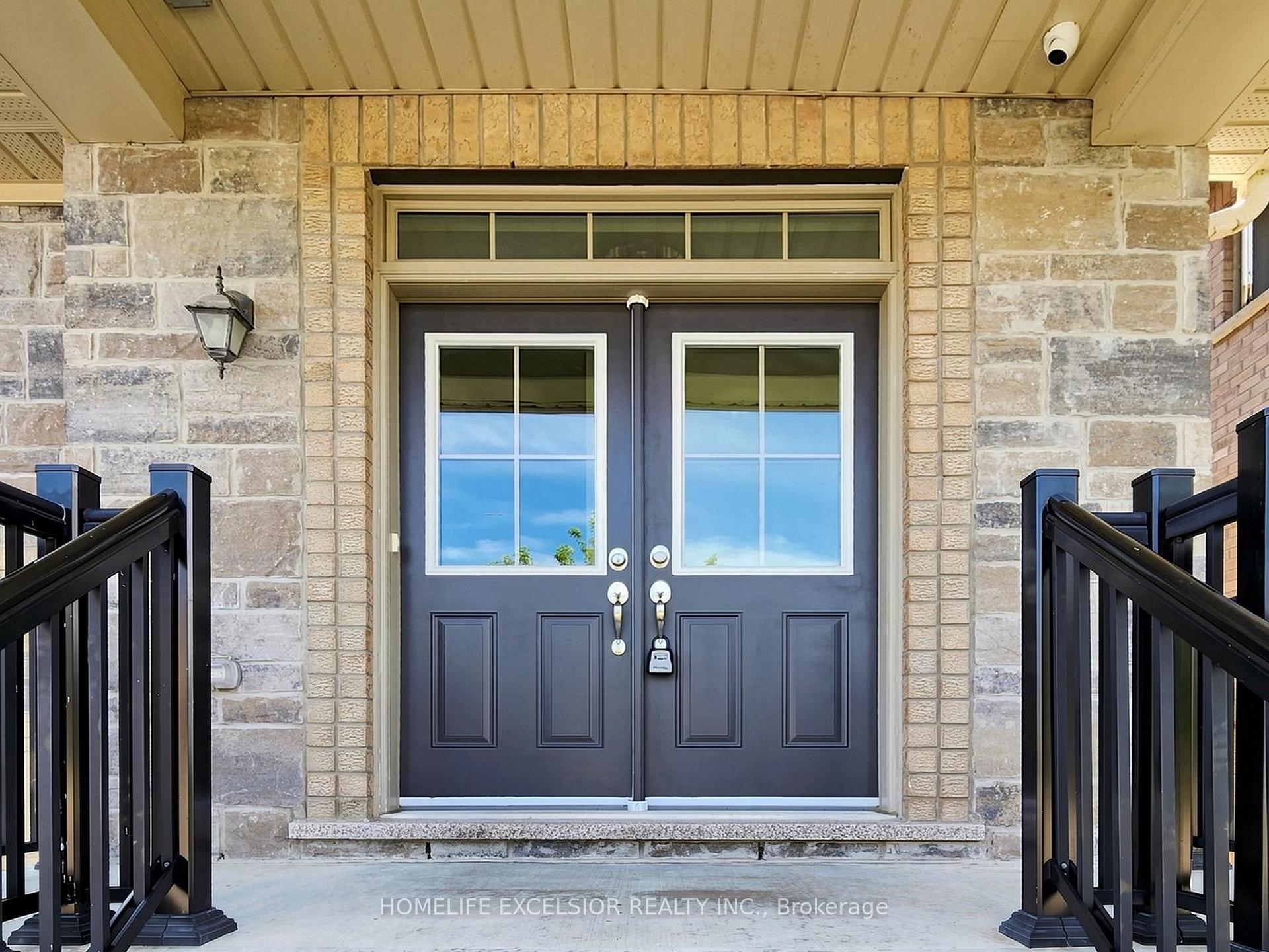 Photo 2 of 5 Manor Hampton Street, East Gwillimbury, Sharon — HOMEH
