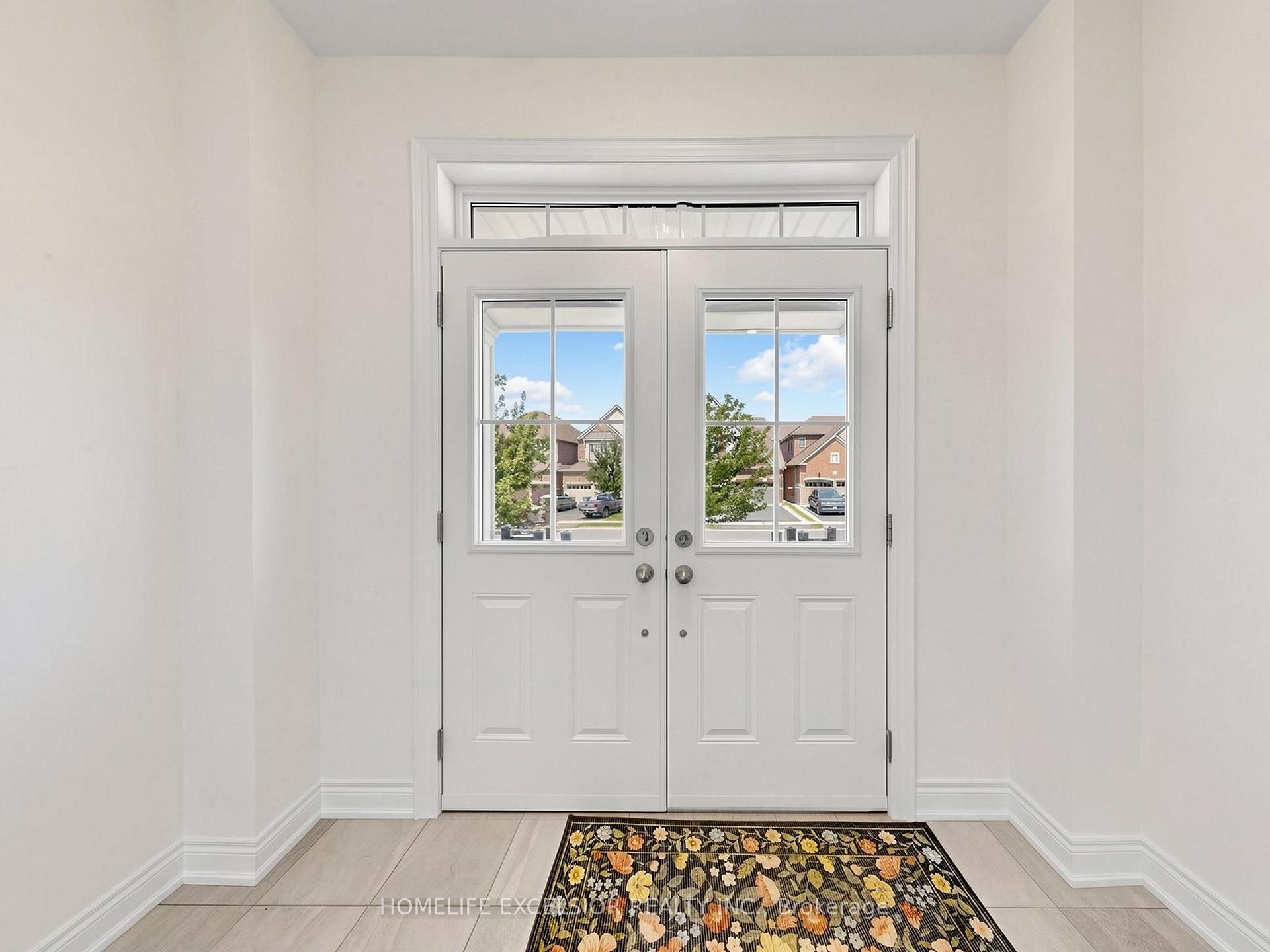 Photo 3 of 5 Manor Hampton Street, East Gwillimbury, Sharon — HOMEH