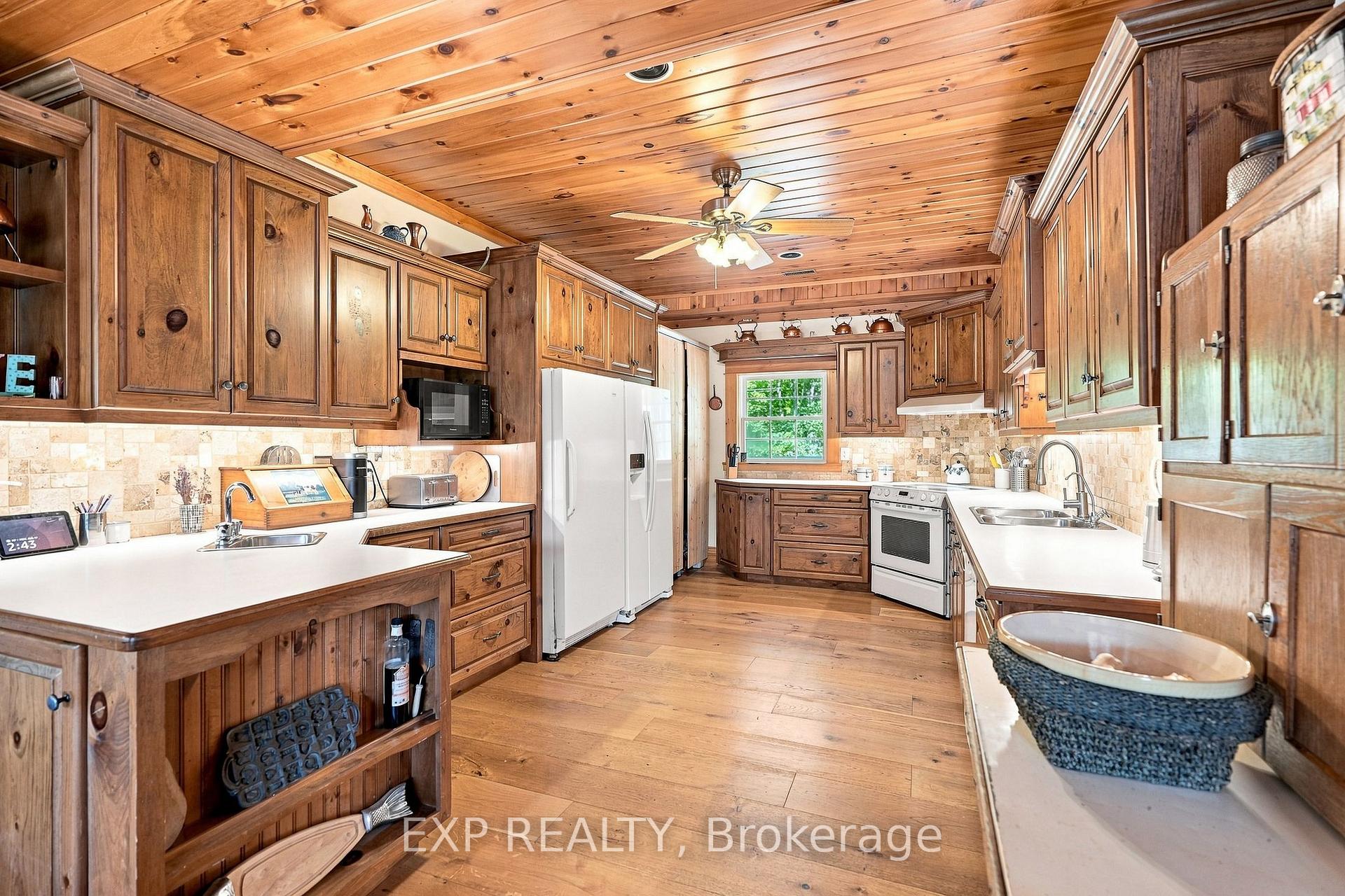 Photo 11 of Unit SR404, 14 Severn River, Muskoka Lakes, Wood (Muskoka Lakes) — HOMEH