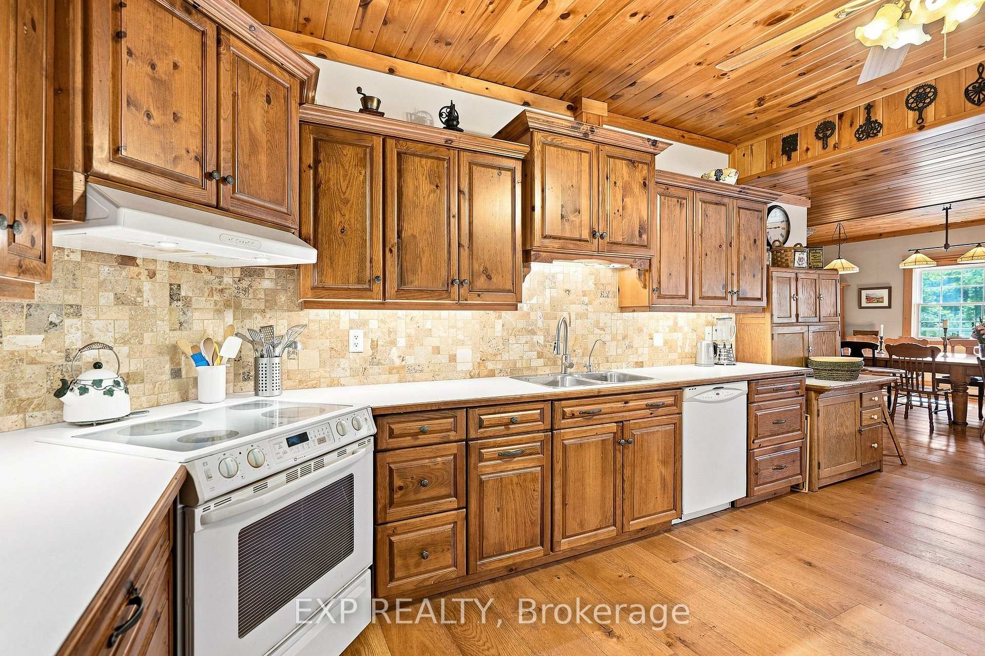 Photo 13 of Unit SR404, 14 Severn River, Muskoka Lakes, Wood (Muskoka Lakes) — HOMEH