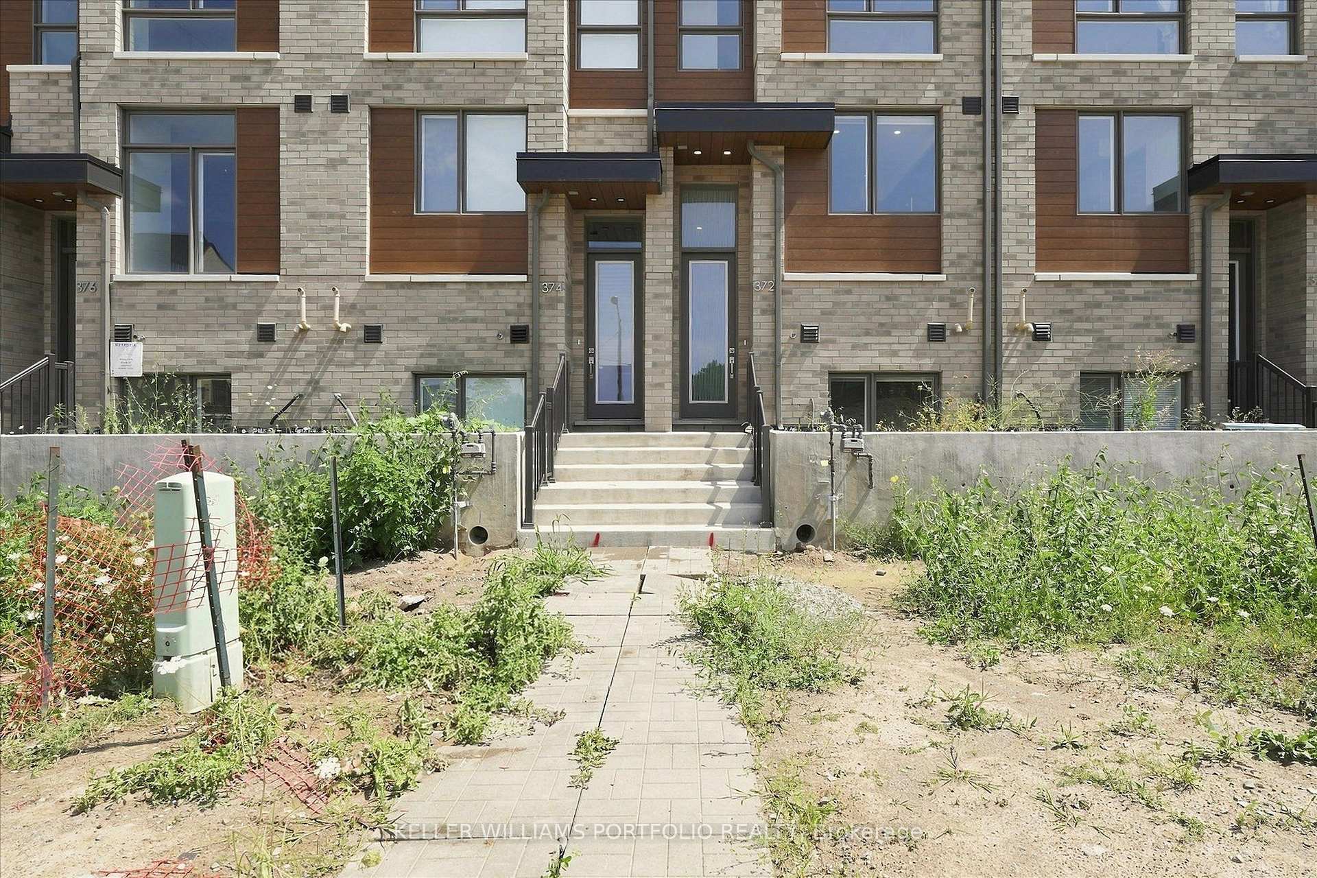 Photo 3 of 372 Lawrence Heights Way, Toronto, Bedford Park-Nortown — HOMEH