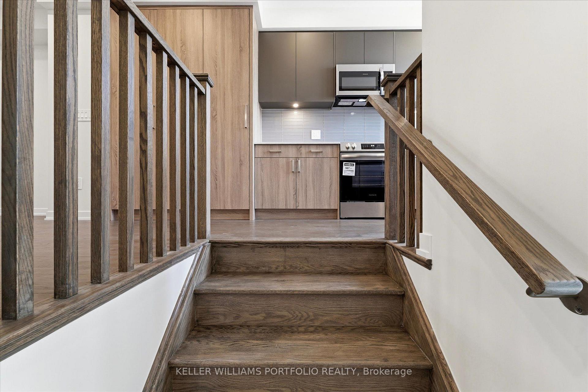 Photo 6 of 372 Lawrence Heights Way, Toronto, Bedford Park-Nortown — HOMEH