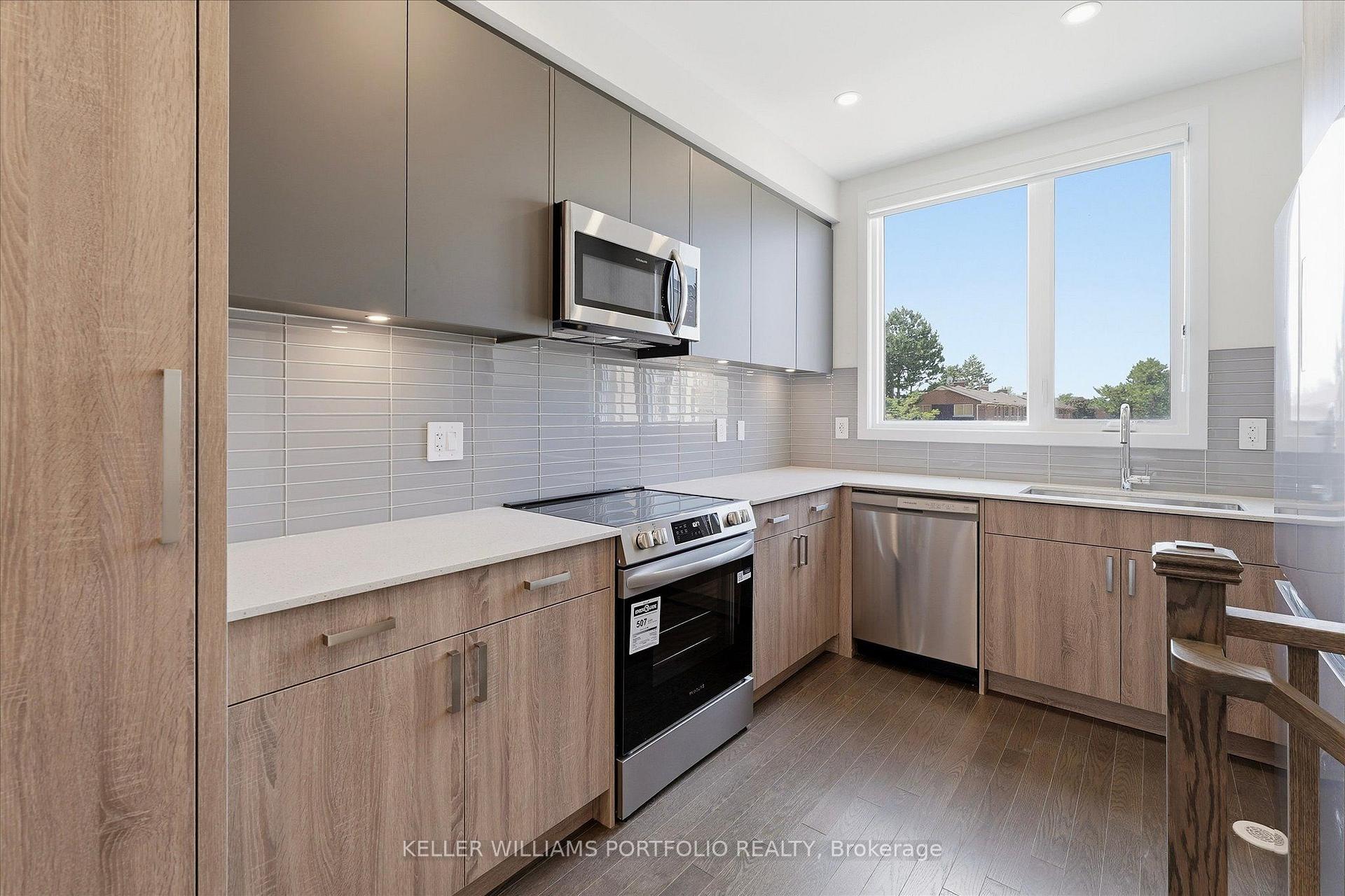 Photo 13 of 372 Lawrence Heights Way, Toronto, Bedford Park-Nortown — HOMEH