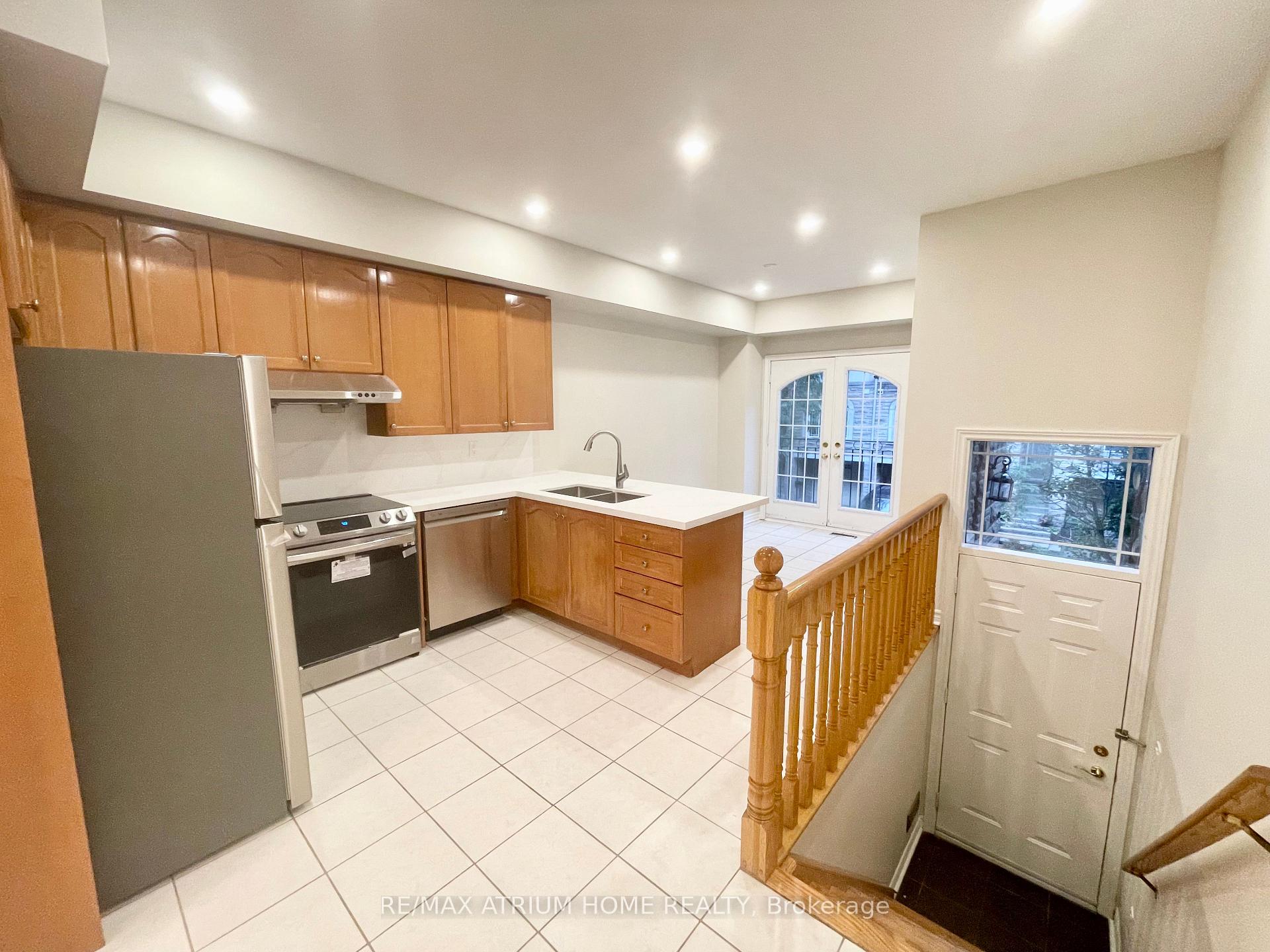 Photo 3 of 10 William Poole Way, North York, Willowdale East — HOMEH