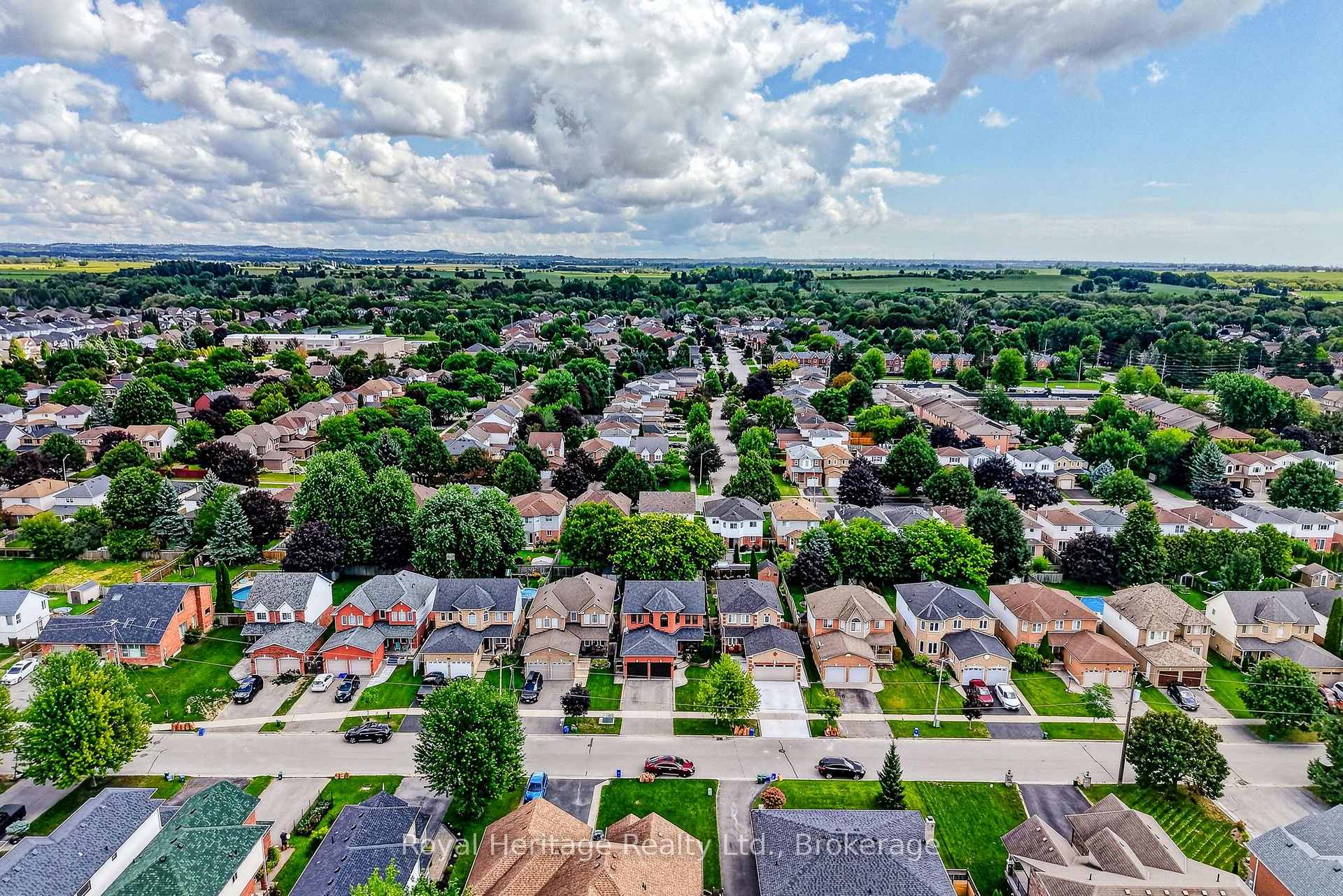 Photo 3 of 49 Bradshaw Street, Clarington, Bowmanville — HOMEH