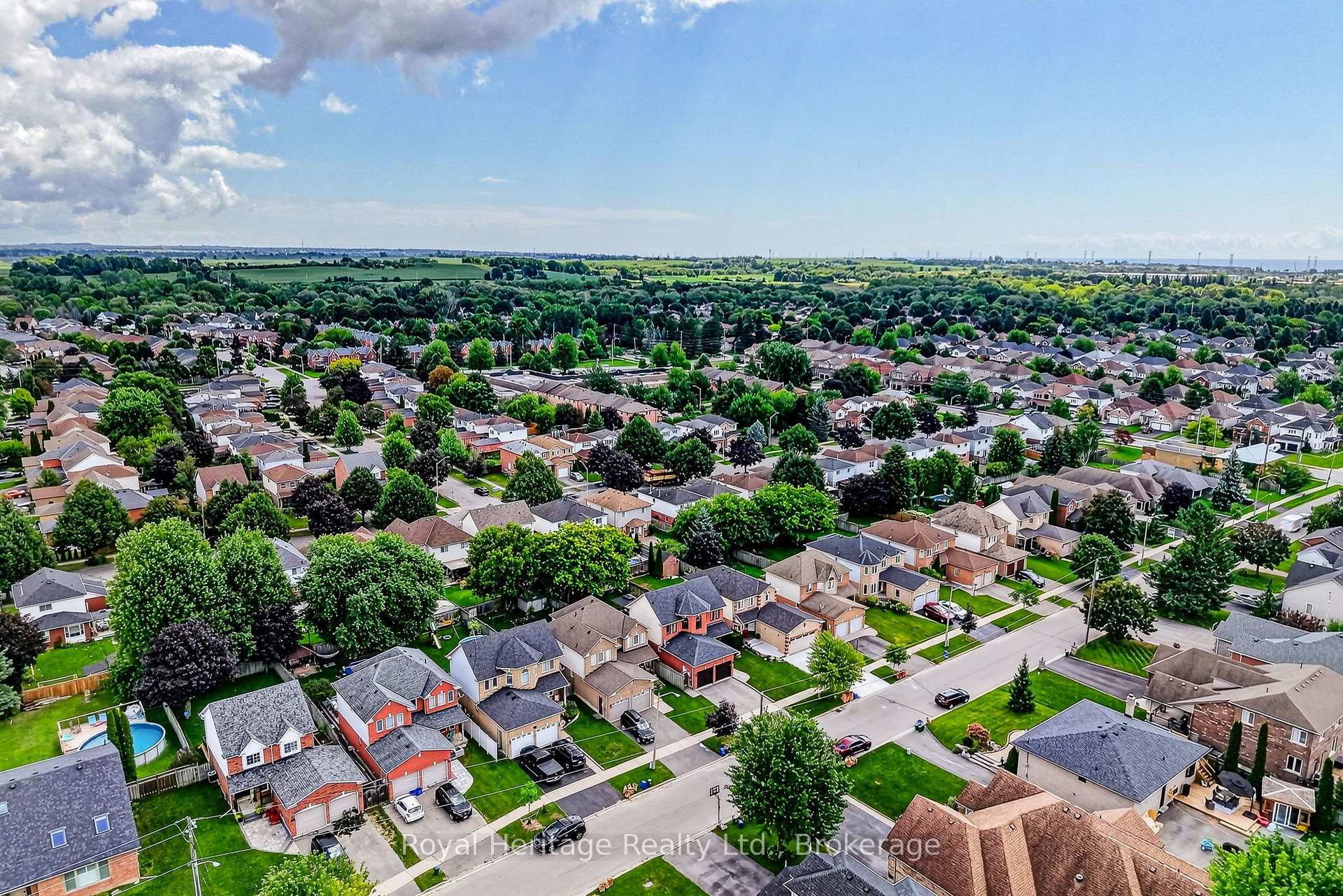 Photo 5 of 49 Bradshaw Street, Clarington, Bowmanville — HOMEH