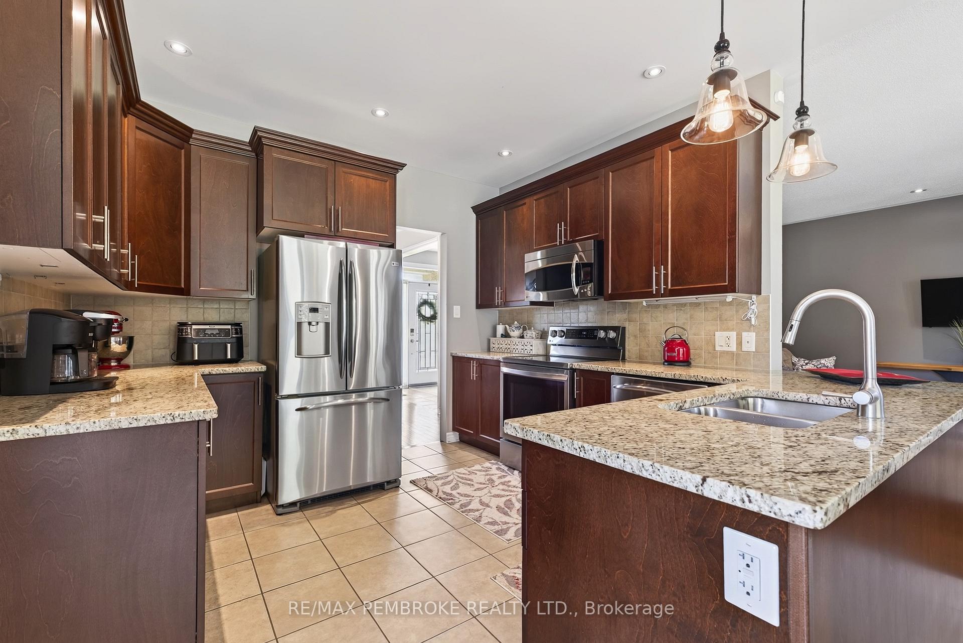Photo 8 of 26 Bedard Boulevard, Petawawa, Petawawa — HOMEH