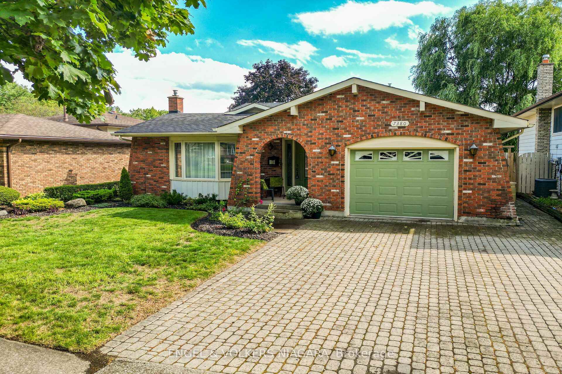Photo 4 of 7380 Green Boughs Road, Niagara Falls, Casey — HOMEH