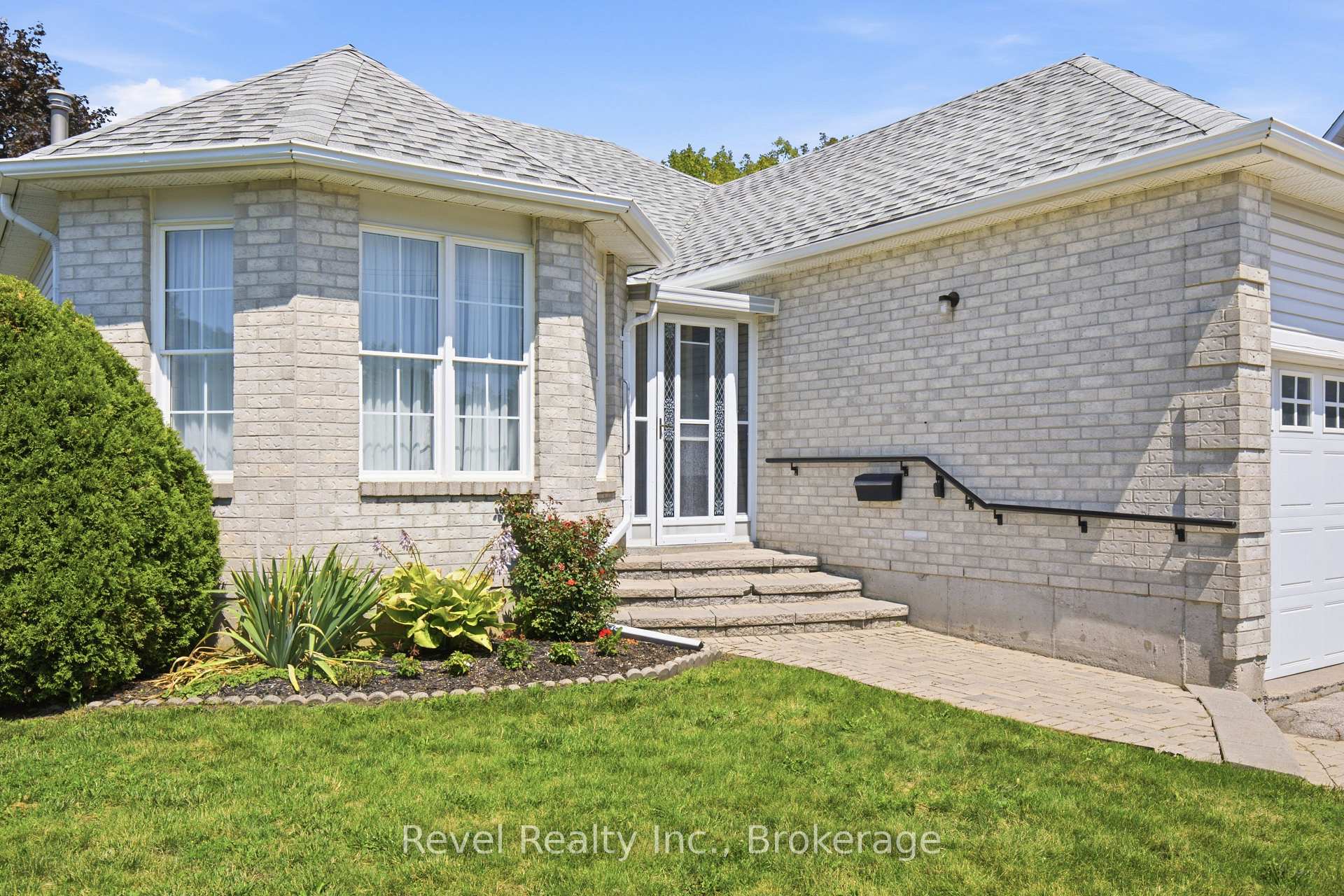 Photo 2 of 164 Elgin Street, Kawartha Lakes, Lindsay — HOMEH