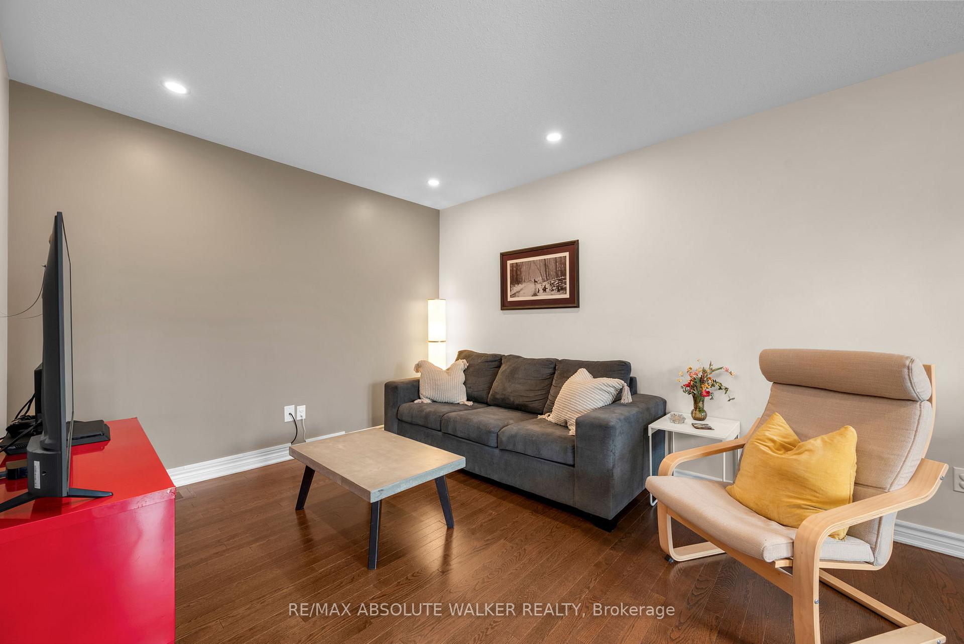 Photo 5 of 156 Sunshine Crescent, Ottawa, Notting Hill/Summerside — HOMEH