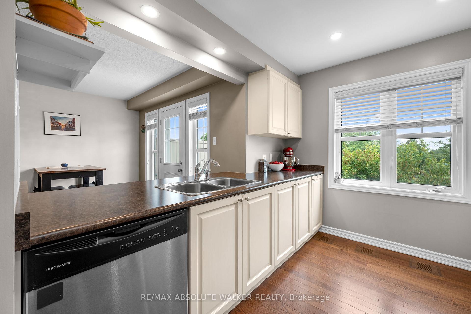Photo 12 of 156 Sunshine Crescent, Ottawa, Notting Hill/Summerside — HOMEH