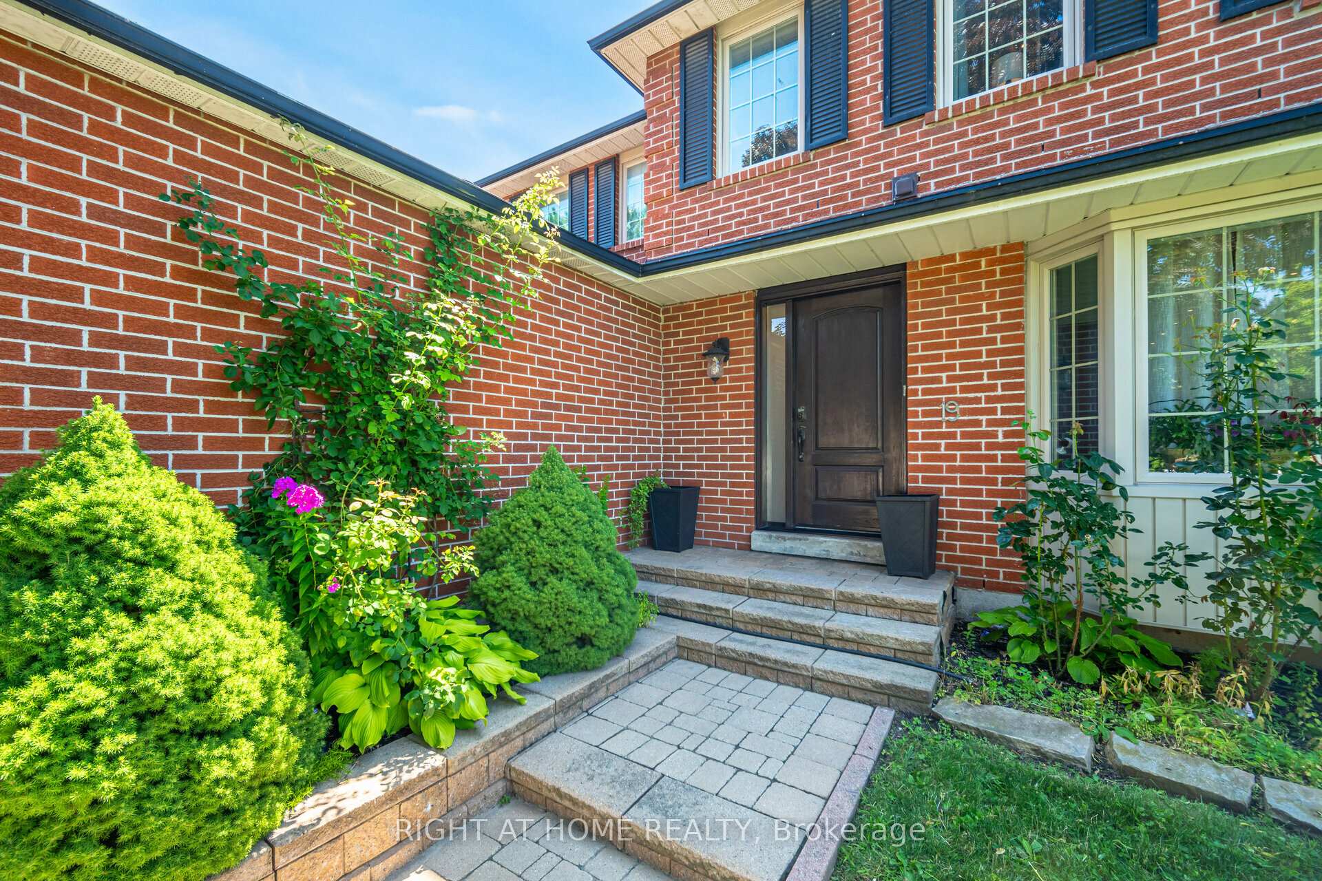 Photo 2 of 19 Talgarth Road, Etobicoke, Eringate-Centennial-West Deane — HOMEH