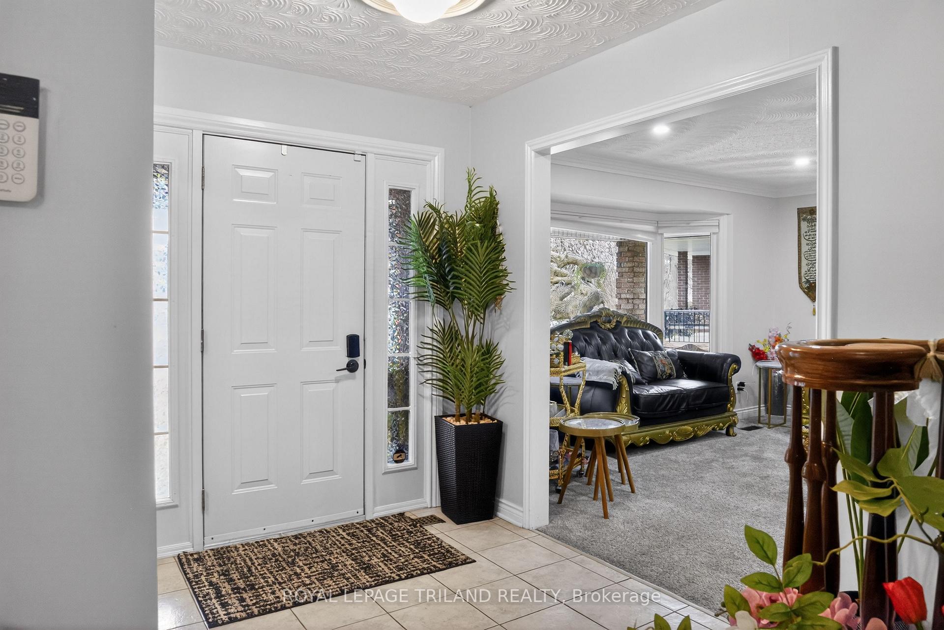 Photo 4 of 112 Clarendon Crescent, London, South P — HOMEH