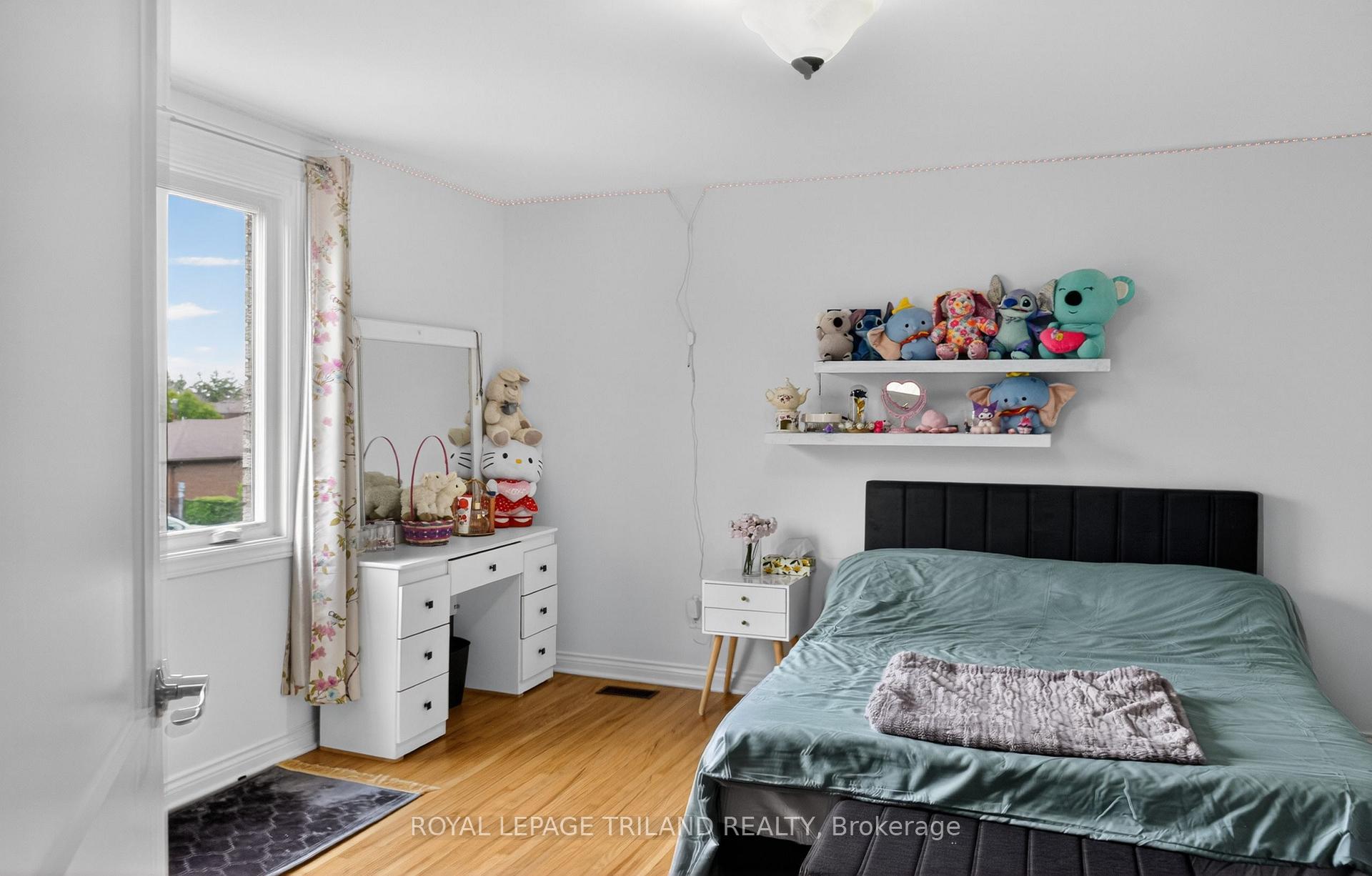 Photo 23 of 112 Clarendon Crescent, London, South P — HOMEH