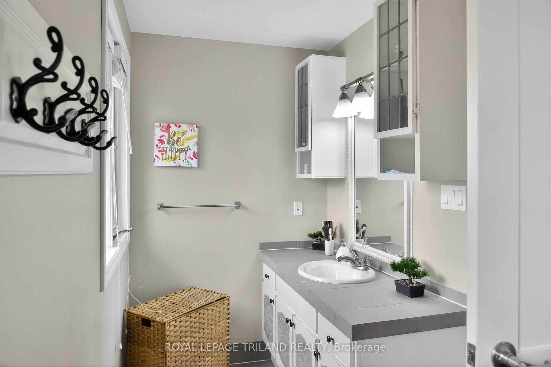 Photo 34 of 112 Clarendon Crescent, London, South P — HOMEH
