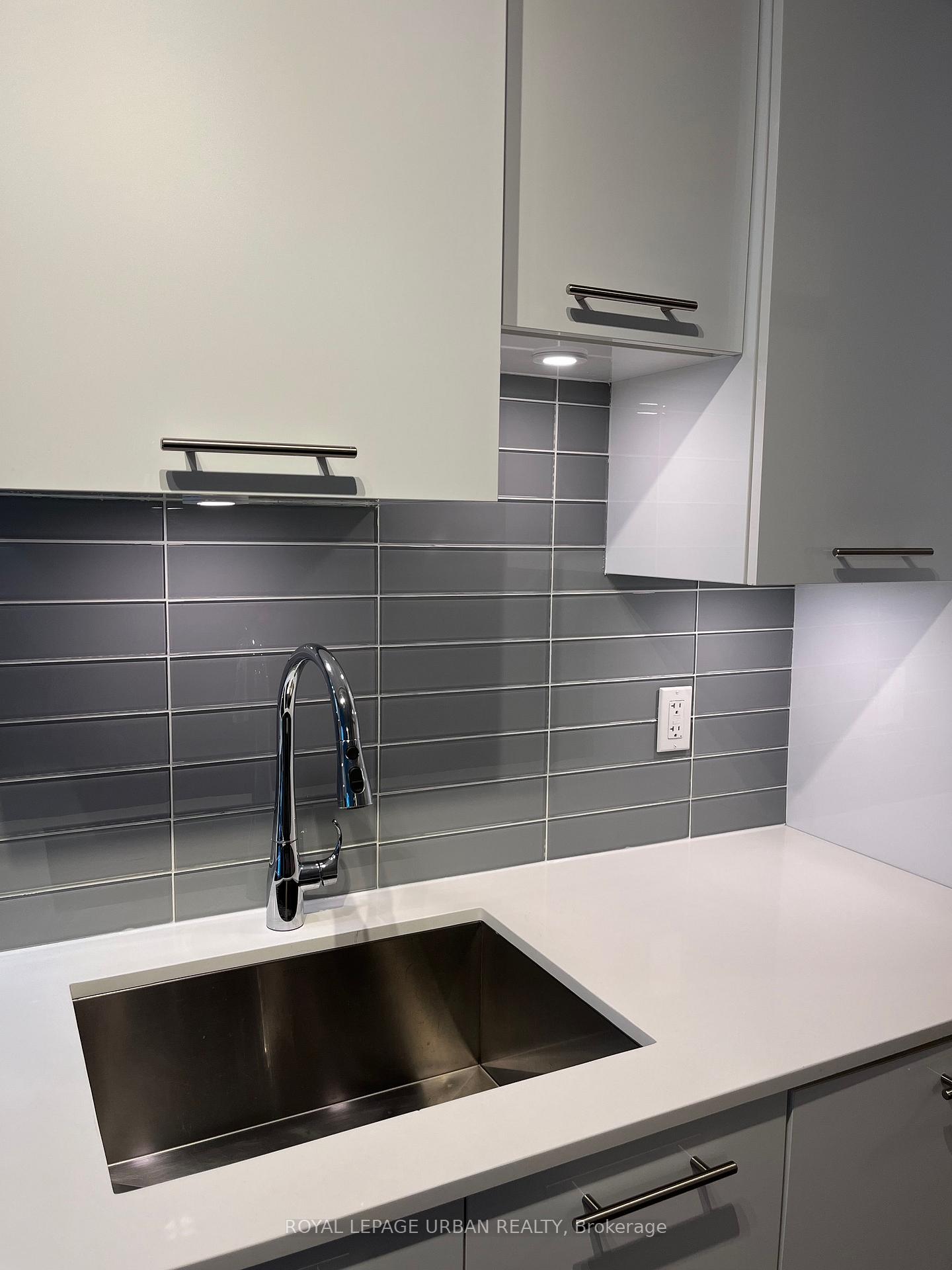 Photo 3 of Unit 1007, 99 Broadway Avenue, Toronto, Mount Pleasant West — HOMEH