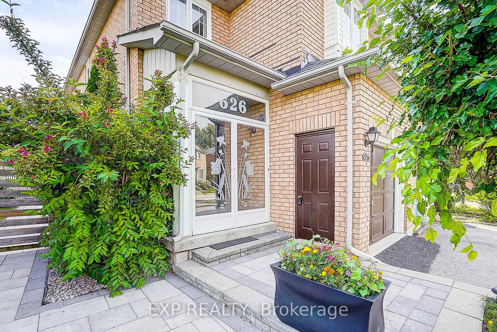 Photo 2 of 626 Walpole Crescent, Newmarket, Stonehaven-Wyndham — HOMEH