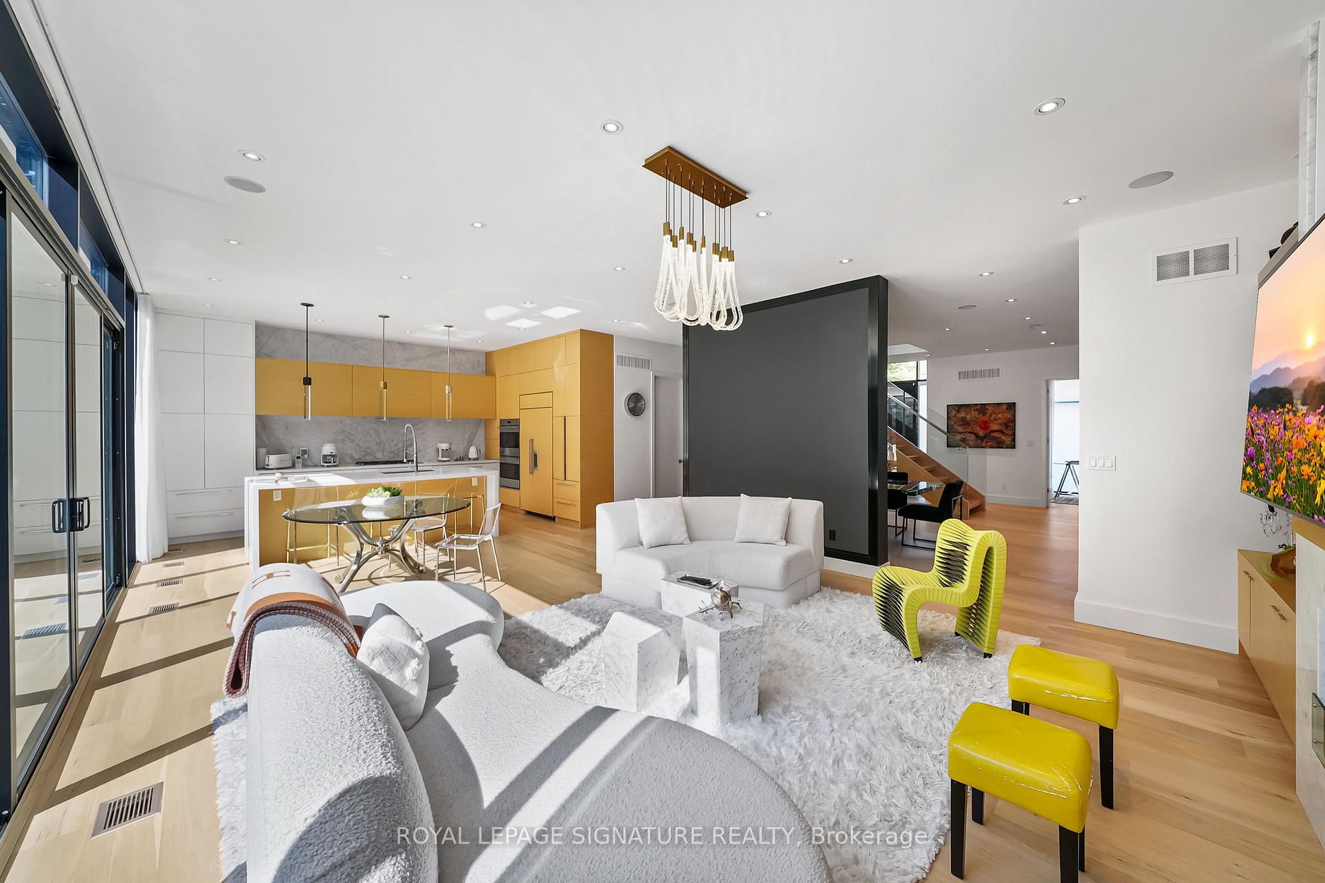 Photo 3 of 17 Nesbitt Drive, Toronto, Rosedale-Moore Park — HOMEH