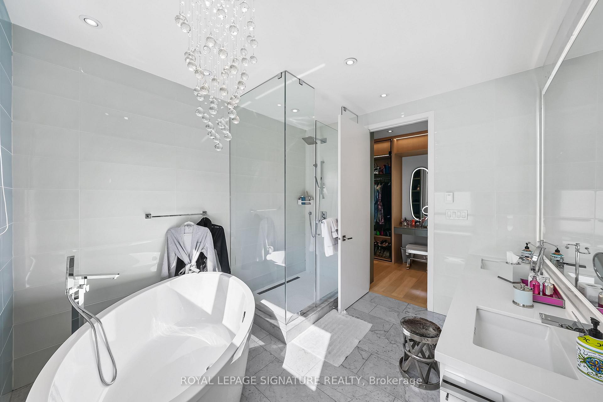 Photo 23 of 17 Nesbitt Drive, Toronto, Rosedale-Moore Park — HOMEH