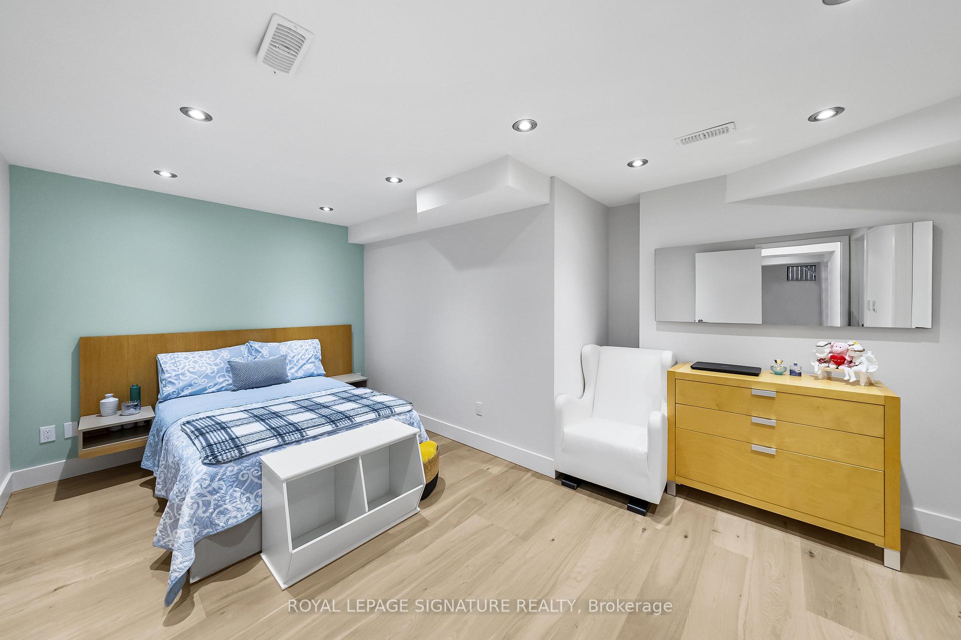 Photo 32 of 17 Nesbitt Drive, Toronto, Rosedale-Moore Park — HOMEH
