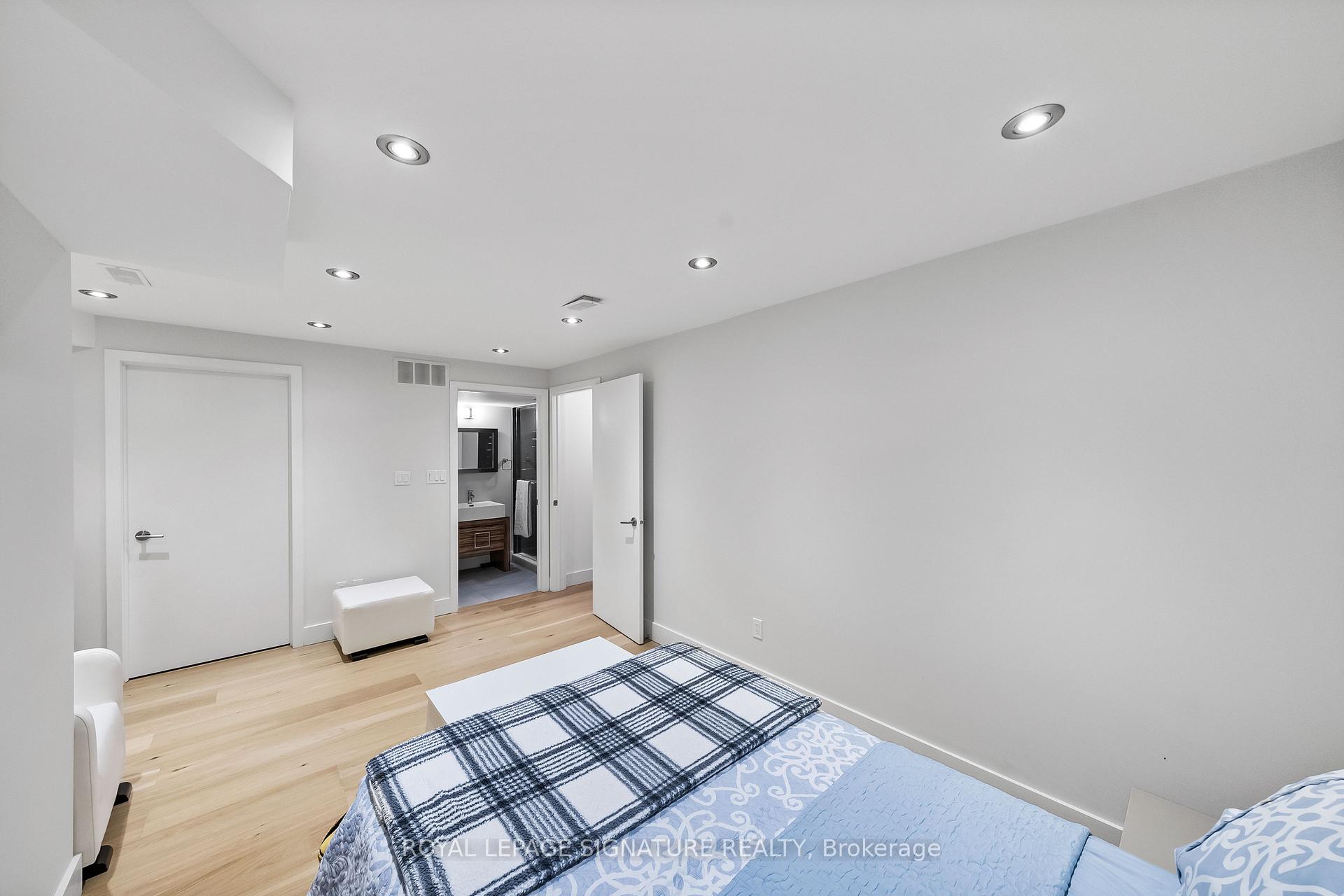 Photo 33 of 17 Nesbitt Drive, Toronto, Rosedale-Moore Park — HOMEH